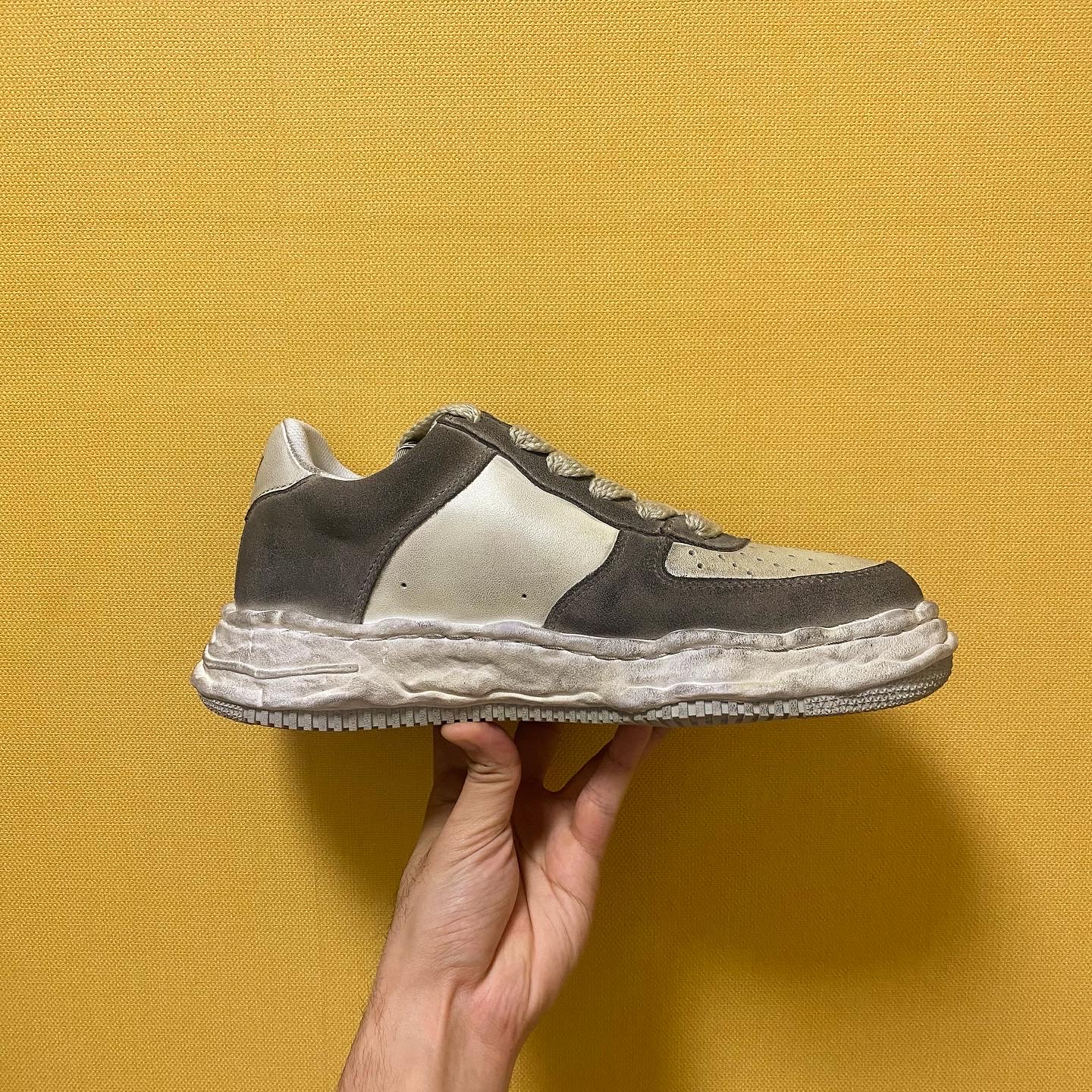 Maison Mihara Yasuhiro Wayne OG Sole Distressed Leather Low-top Sneaker White 착용 스타일
