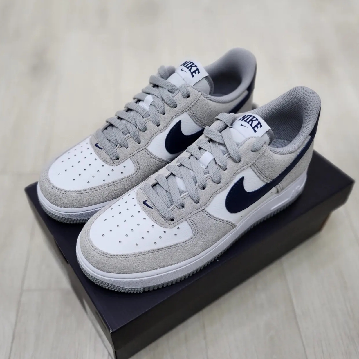 Nike Air Force 1 '07 Light Smoke Grey Midnight Navy 착용 스타일 - 2