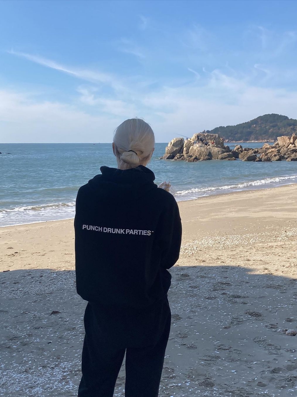 Punch Drunk Parties Circle Logo Oversized Hoodie Black 착용 스타일 - 2