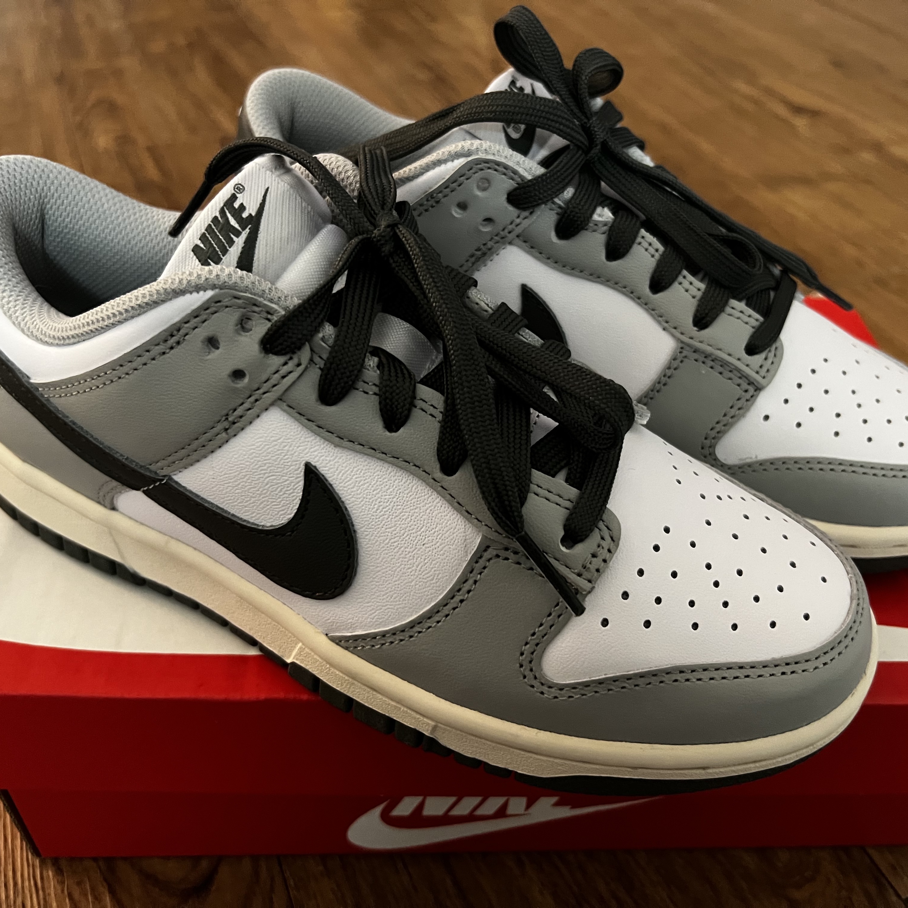 (W) Nike Dunk Low Light Smoke Grey 착용 스타일 - 1