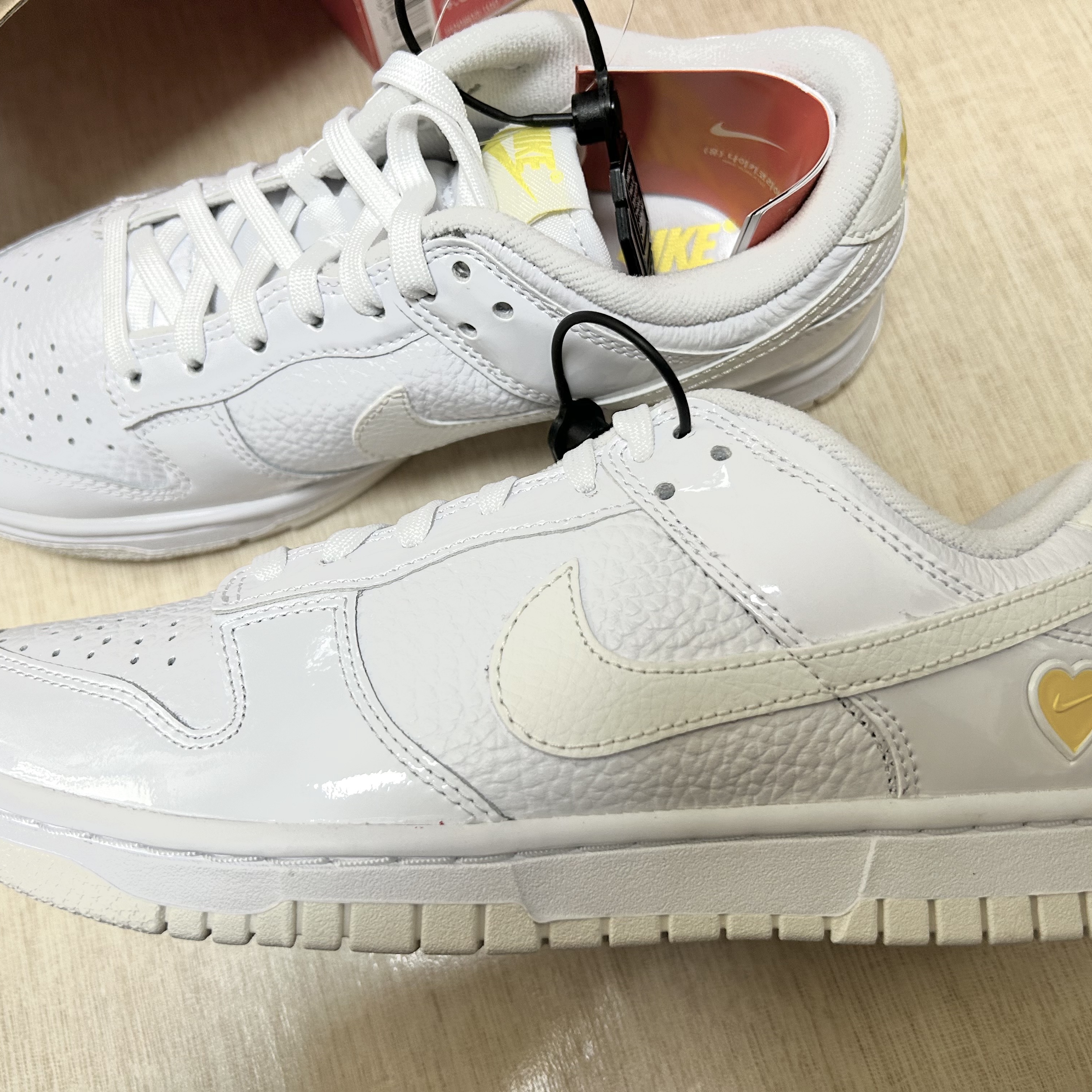 (W) Nike Dunk Low Valentine's Day White Optic Yellow 착용 스타일 - 1