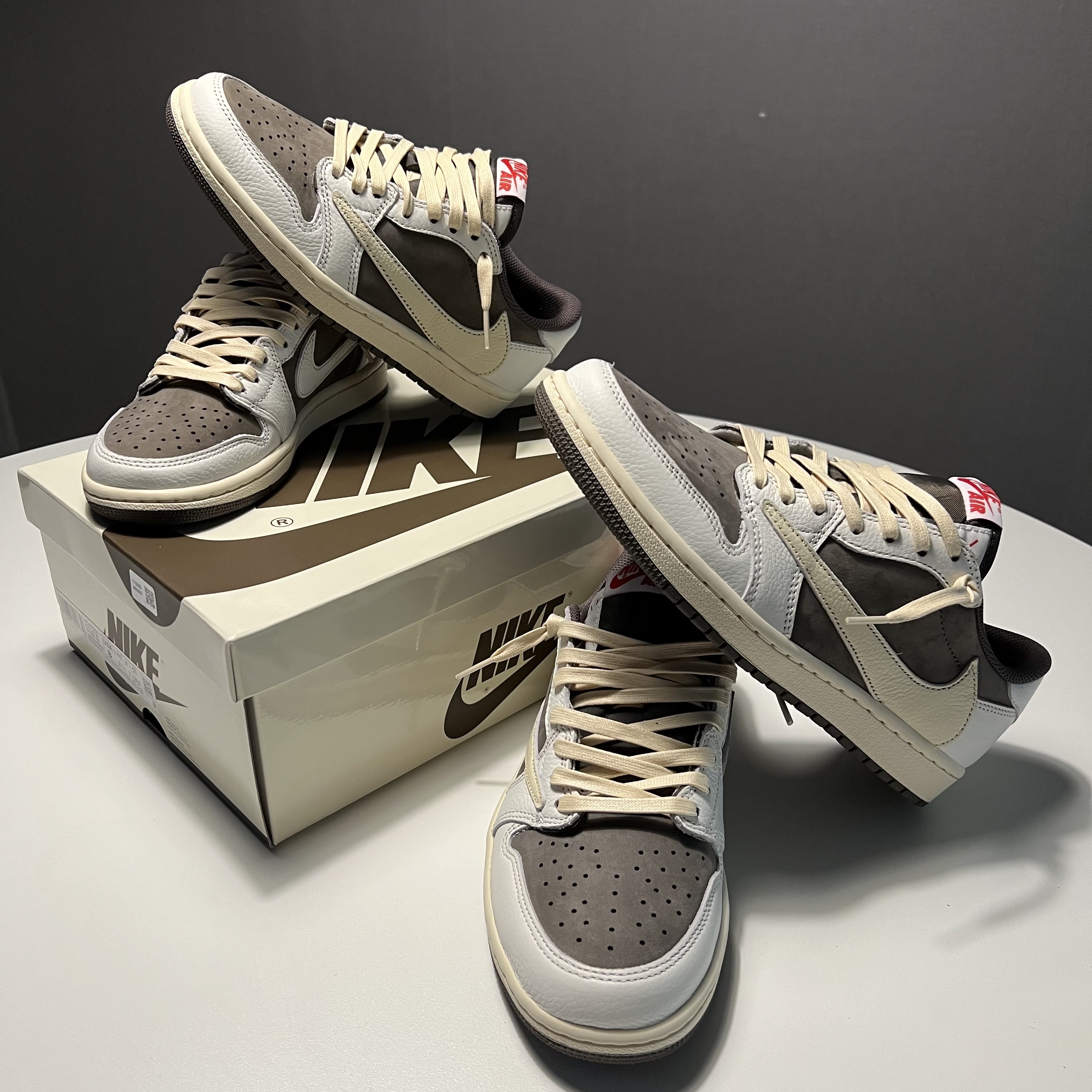 Jordan 1 x Travis Scott Retro Low OG SP Sail and Ridgerock 착용 스타일