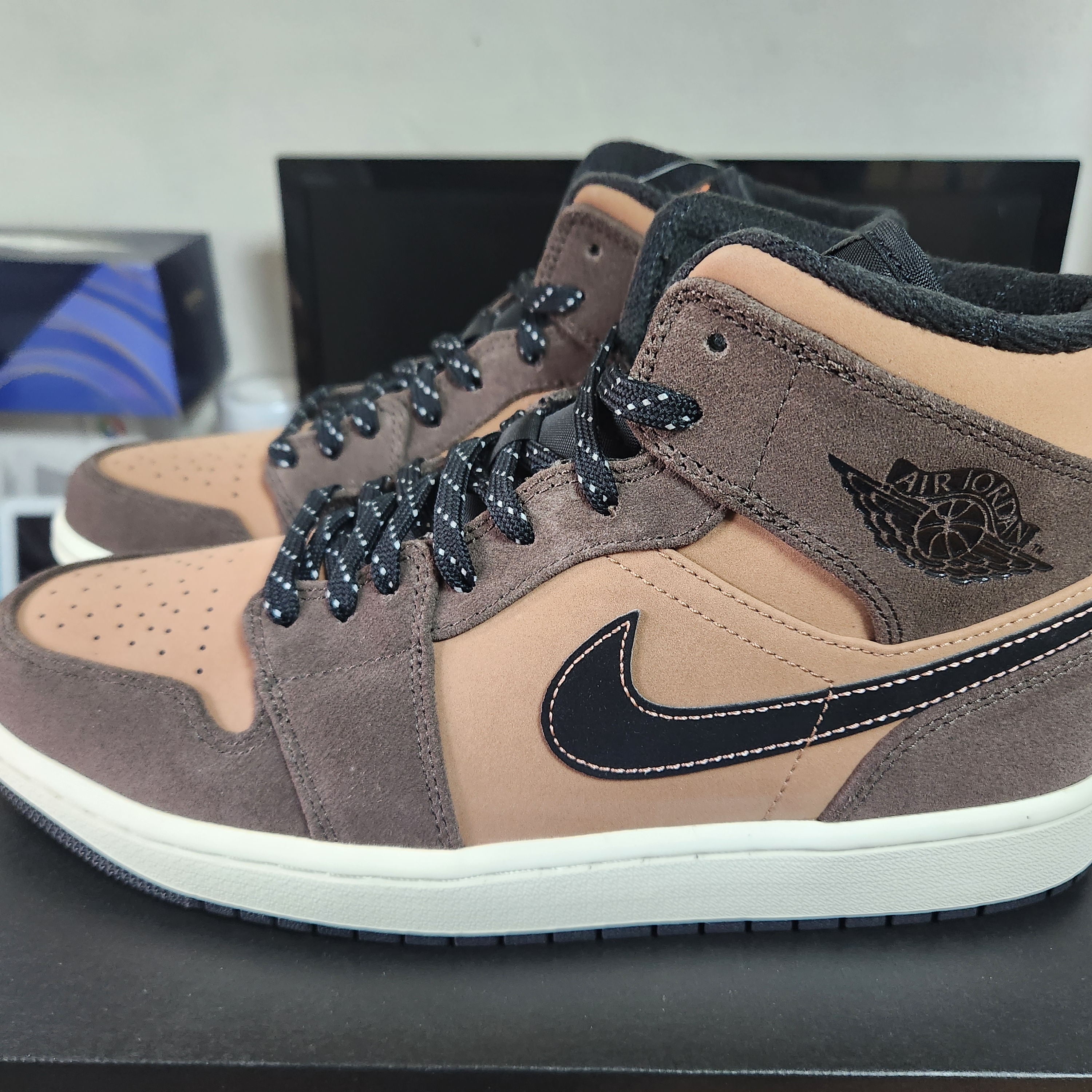 Jordan 1 Mid SE Dark Chocolate 착용 스타일 - 2