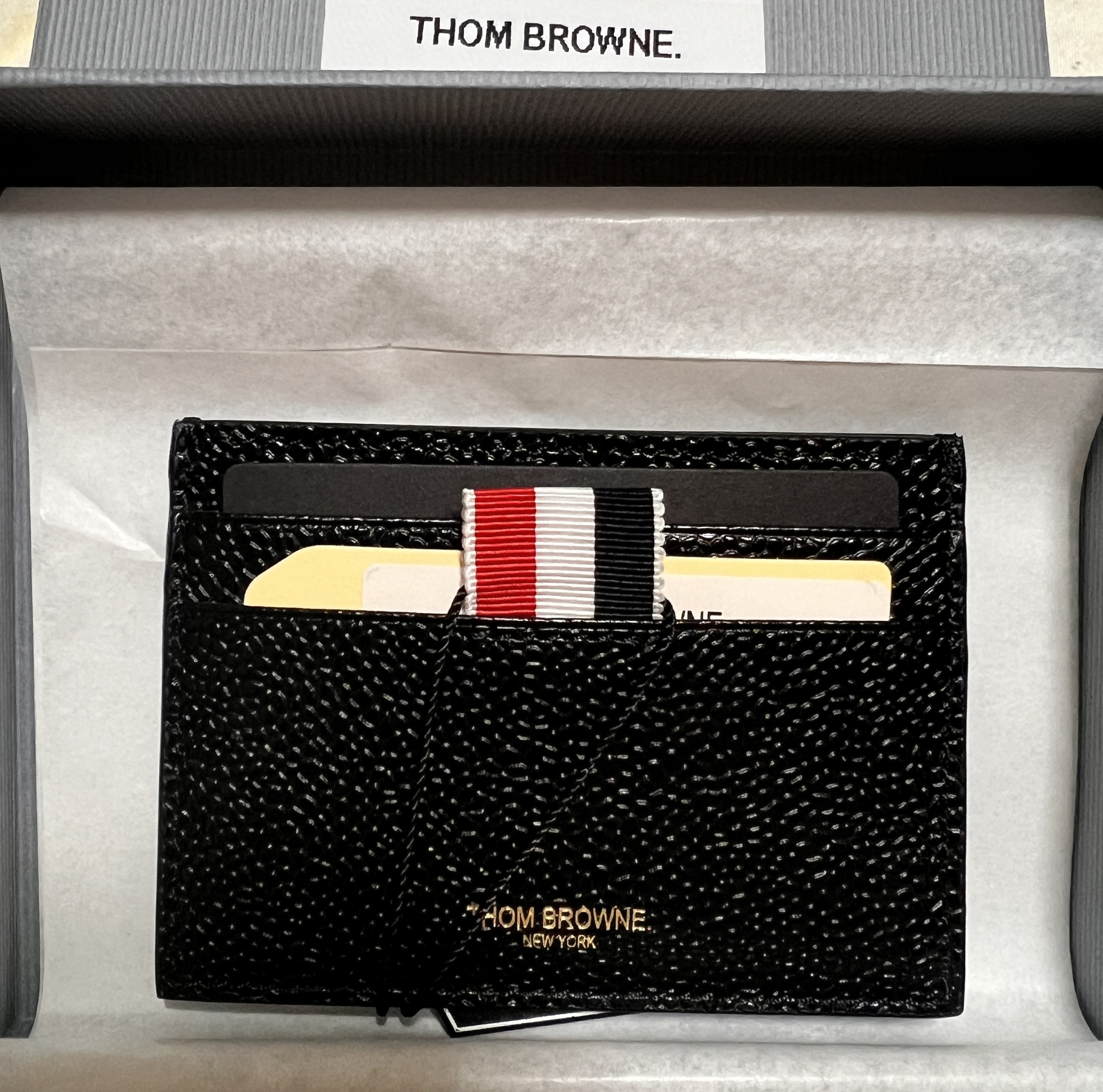 Thom Browne Pebble Grain Leather Stripe Note Compartment Card Holder Black 착용 스타일