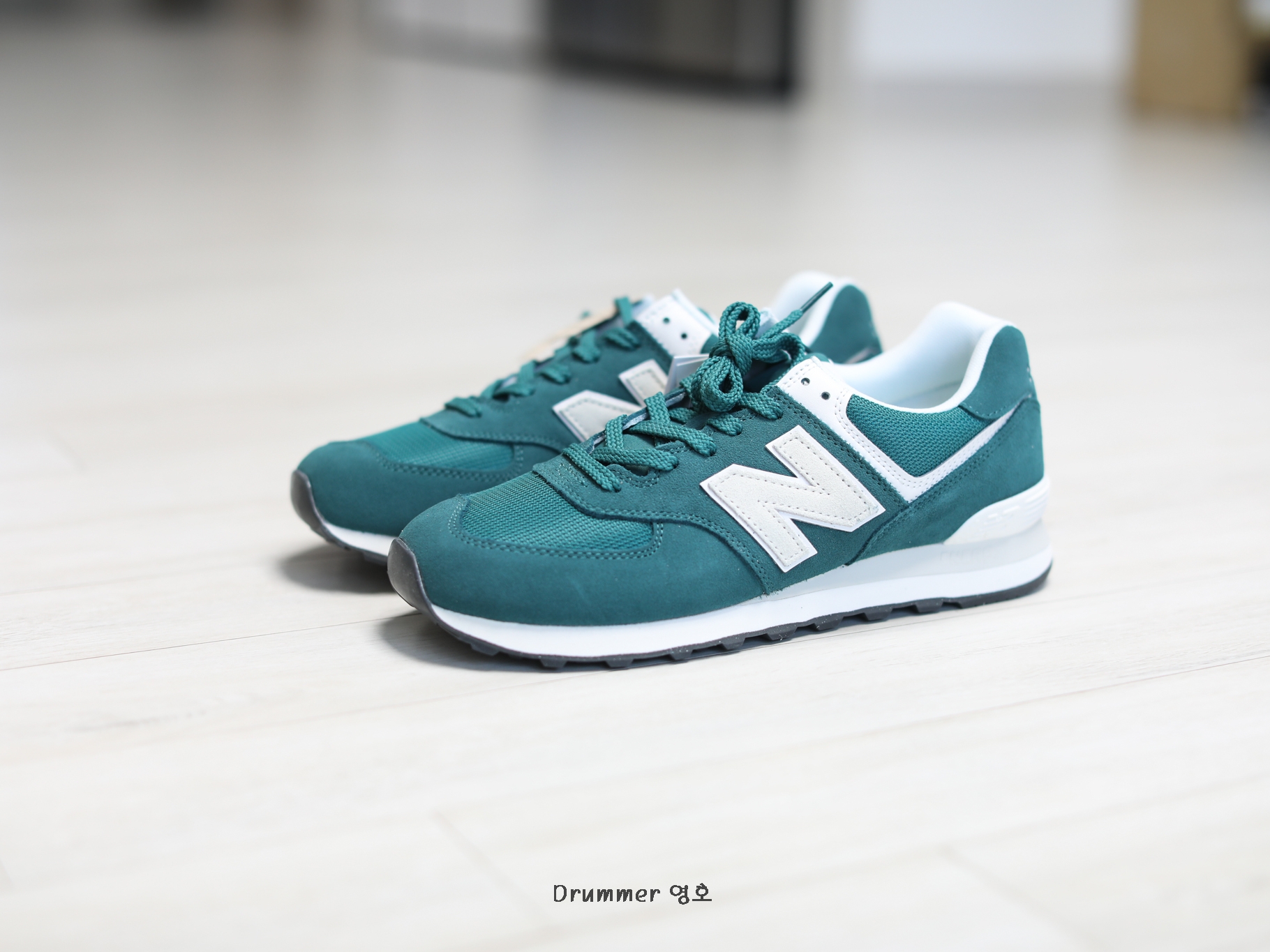 New Balance 574 Classics Reimagined Green 착용 스타일 - 2
