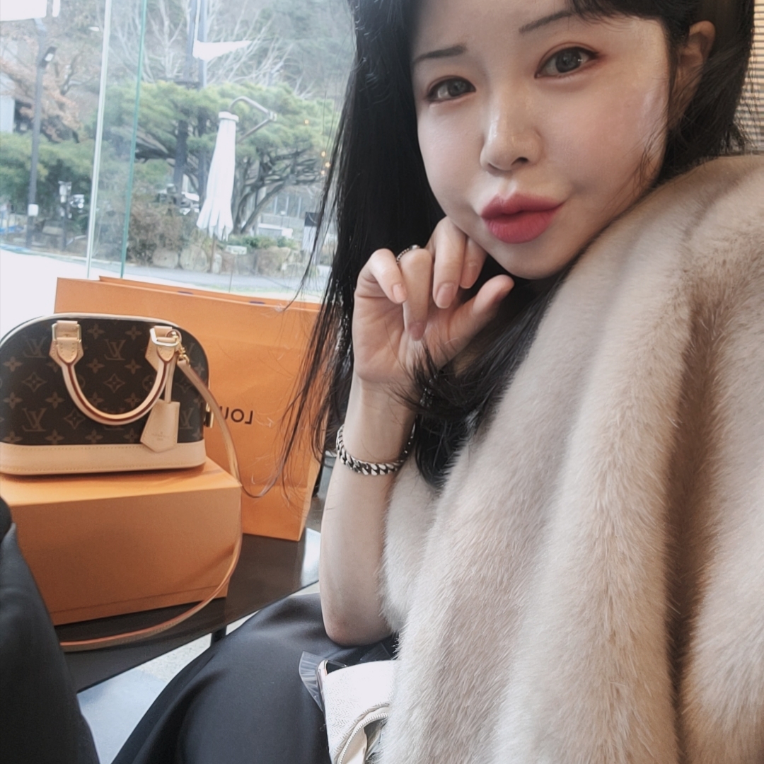 Louis Vuitton Alma BB Monogram 착용 스타일