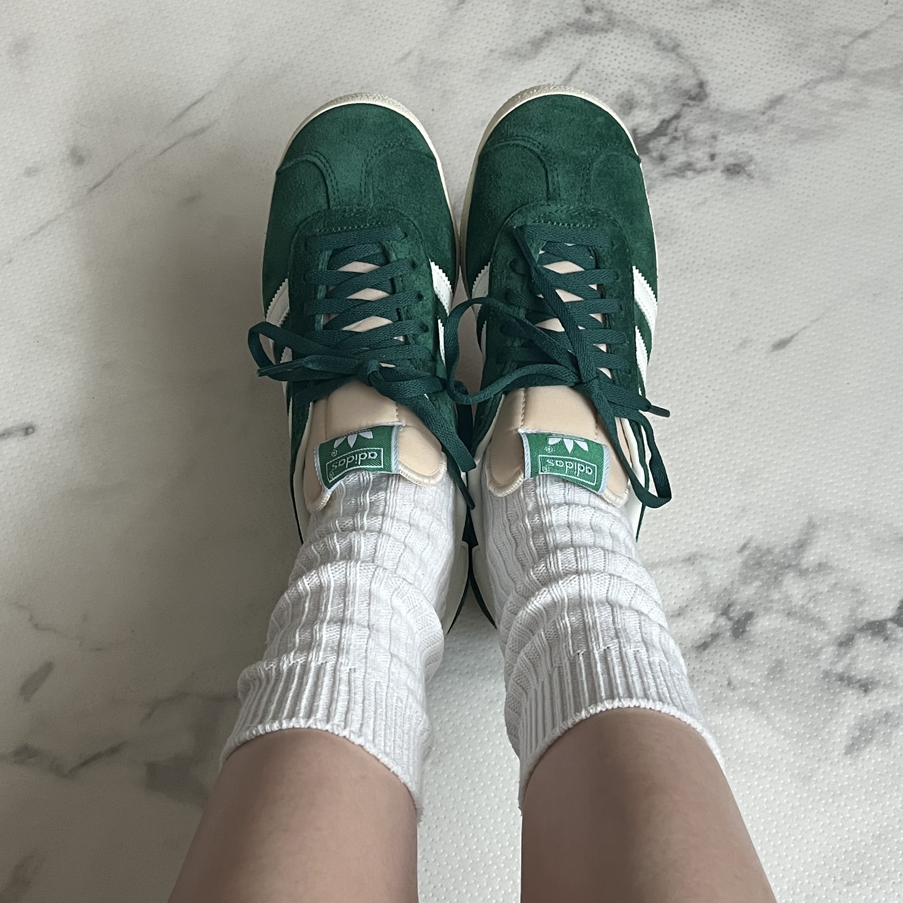 Adidas Gazelle Dark Green Cream White 착용 스타일