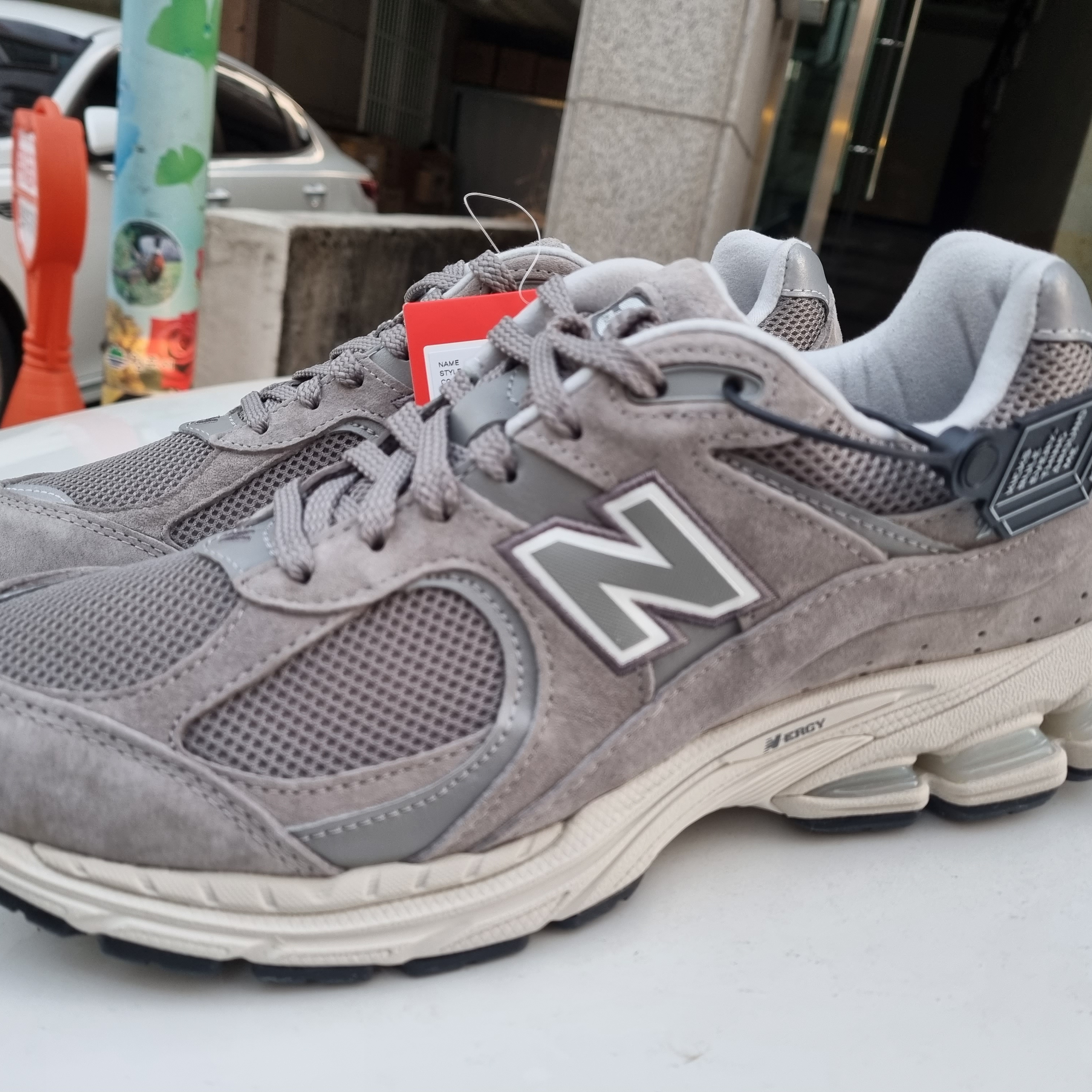 New Balance 2002R Grey 착용 스타일 - 5