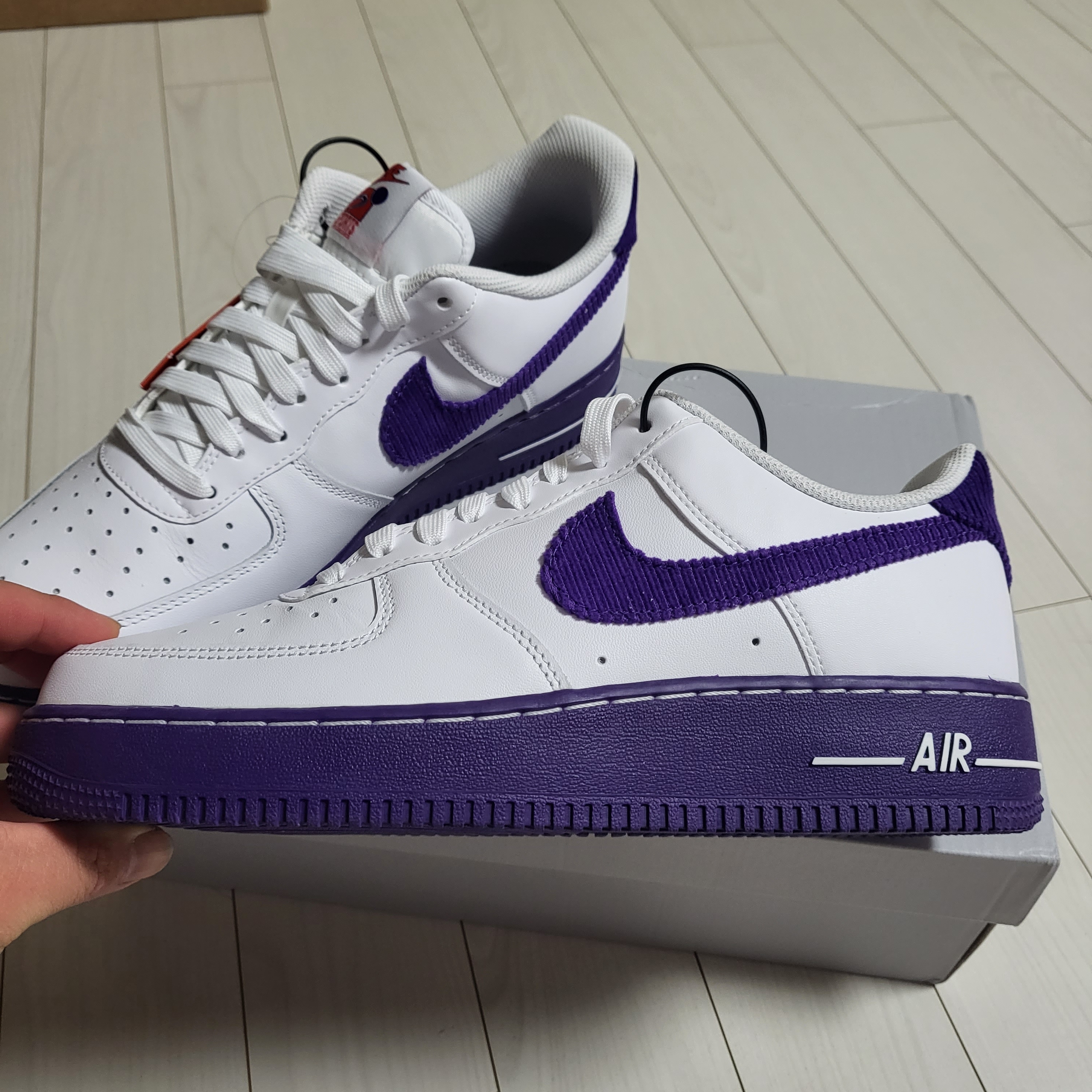 Nike Air Force 1 '07 LV8 EMB White and Court Purple 착용 스타일 - 1