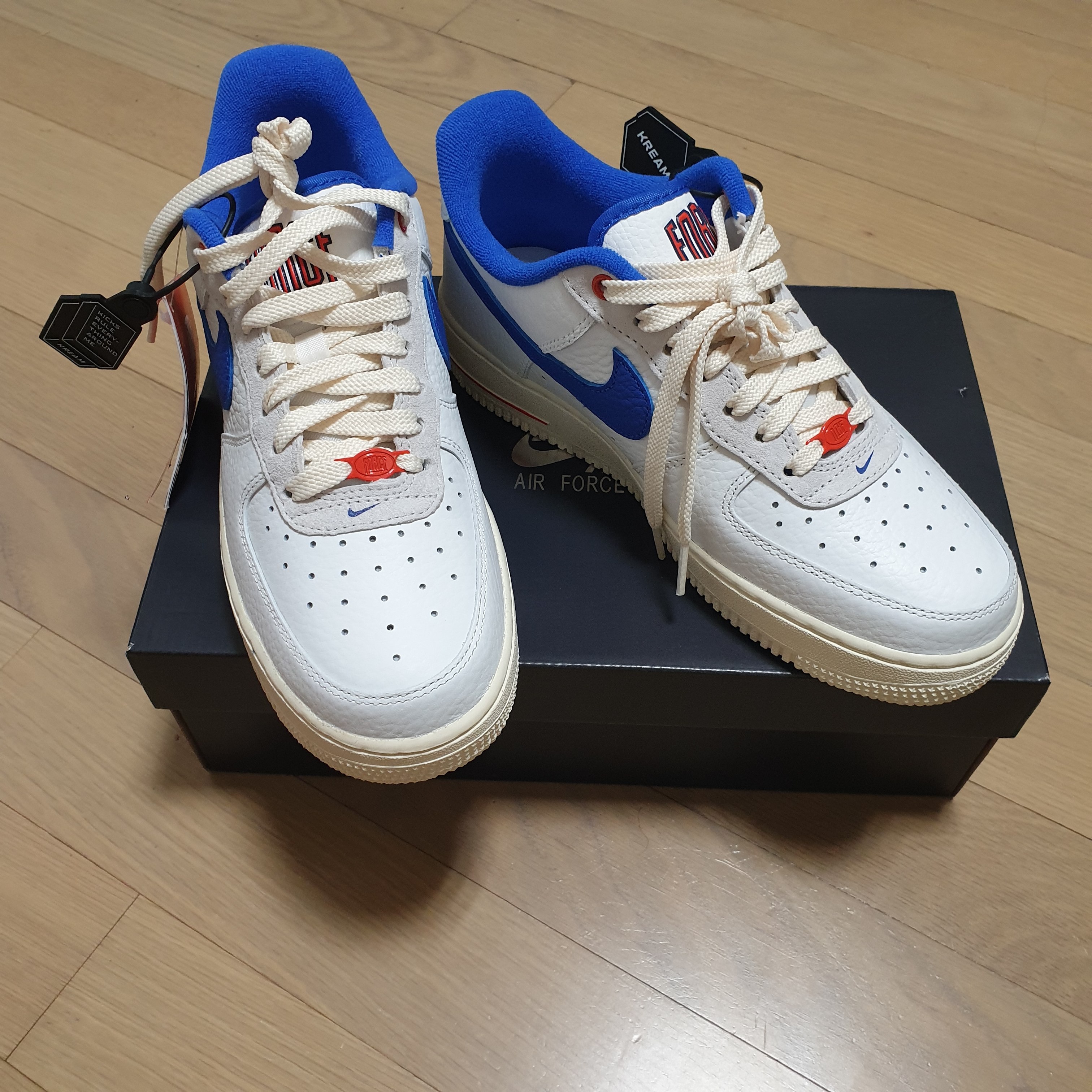 (W) Nike Air Force 1 '07 LX University Blue and Summit White 착용 스타일 - 1