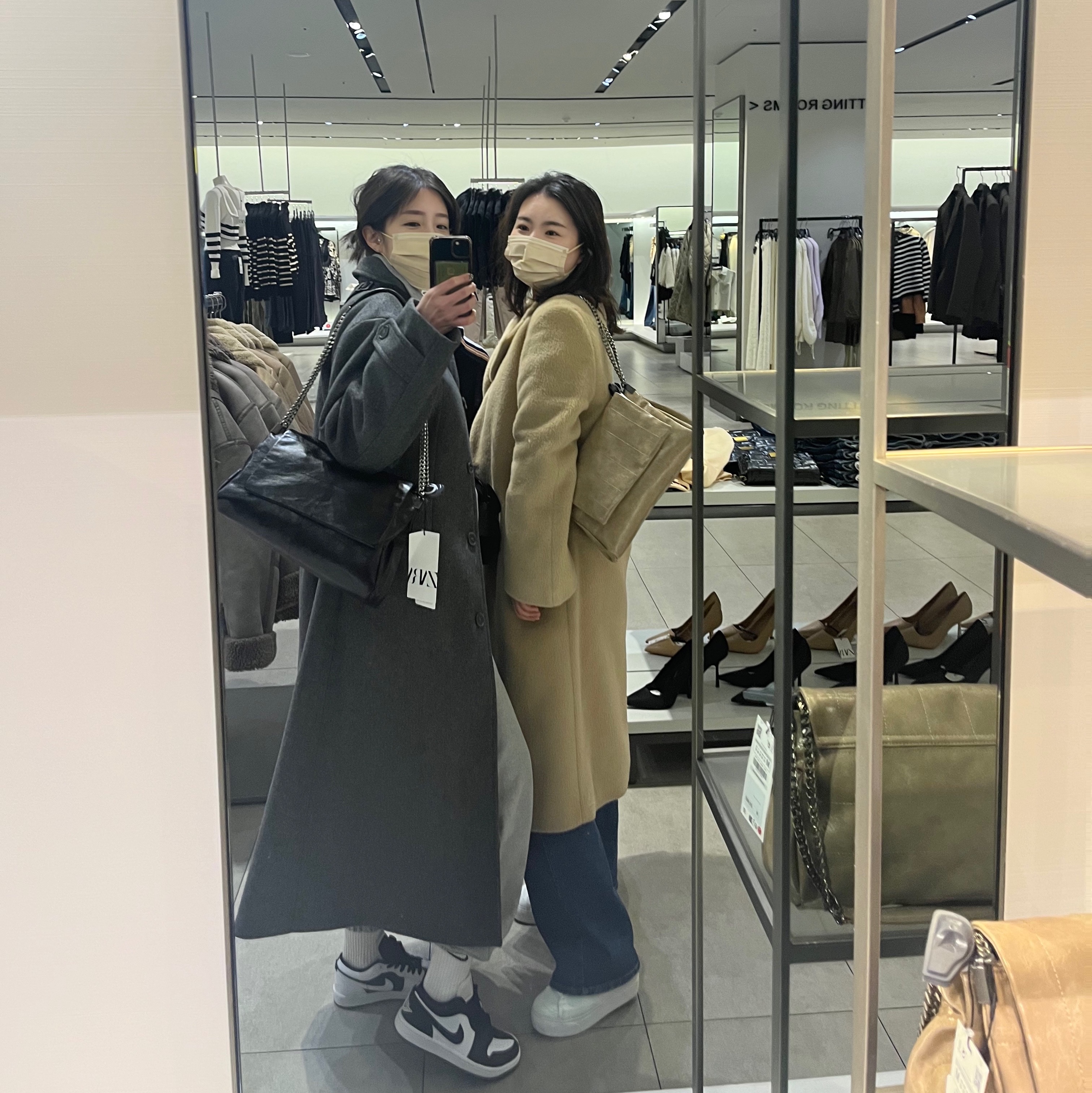 (W) Jordan 1 Low SE Black White, AMI de Coeur Sweatshirt Heather Grey 착용 스타일