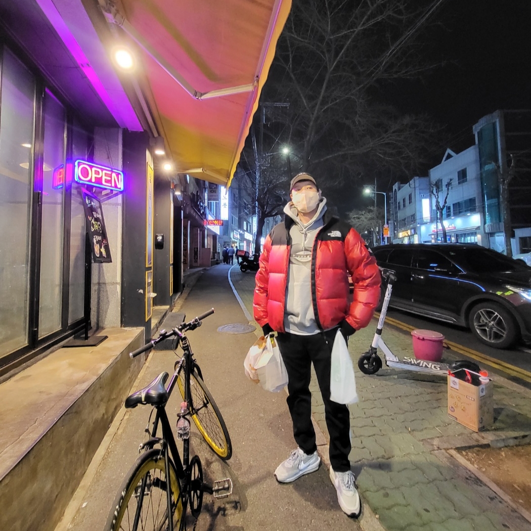 Nike x Sacai x Fragment LDWaffle Light Smoke Grey, The North Face White Label Novelty Nuptse Down Jacket Red 착용 스타일 - 2