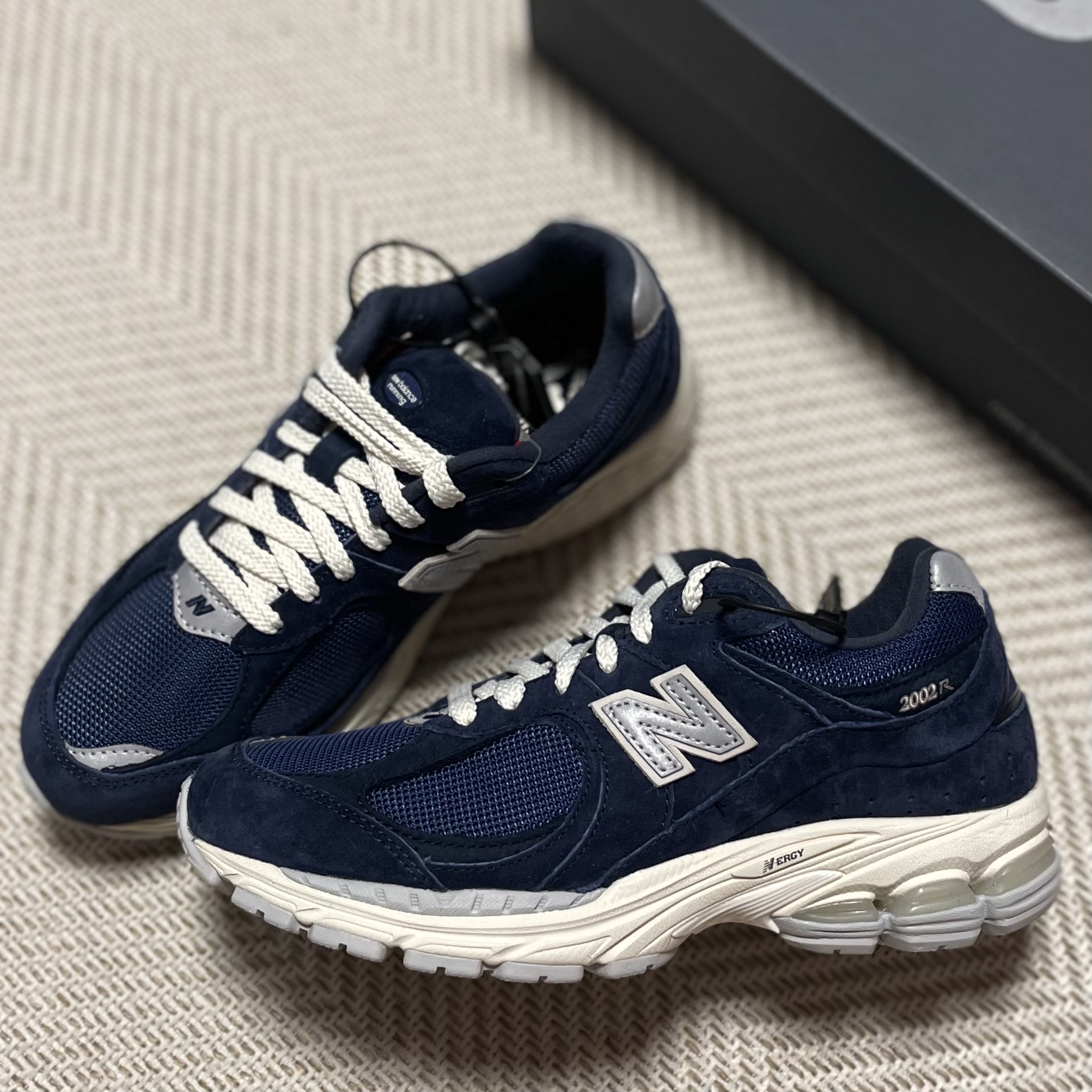New Balance 2002R Special Vintage Navy, New Balance 992 Made in USA Navy 착용 스타일 - 2