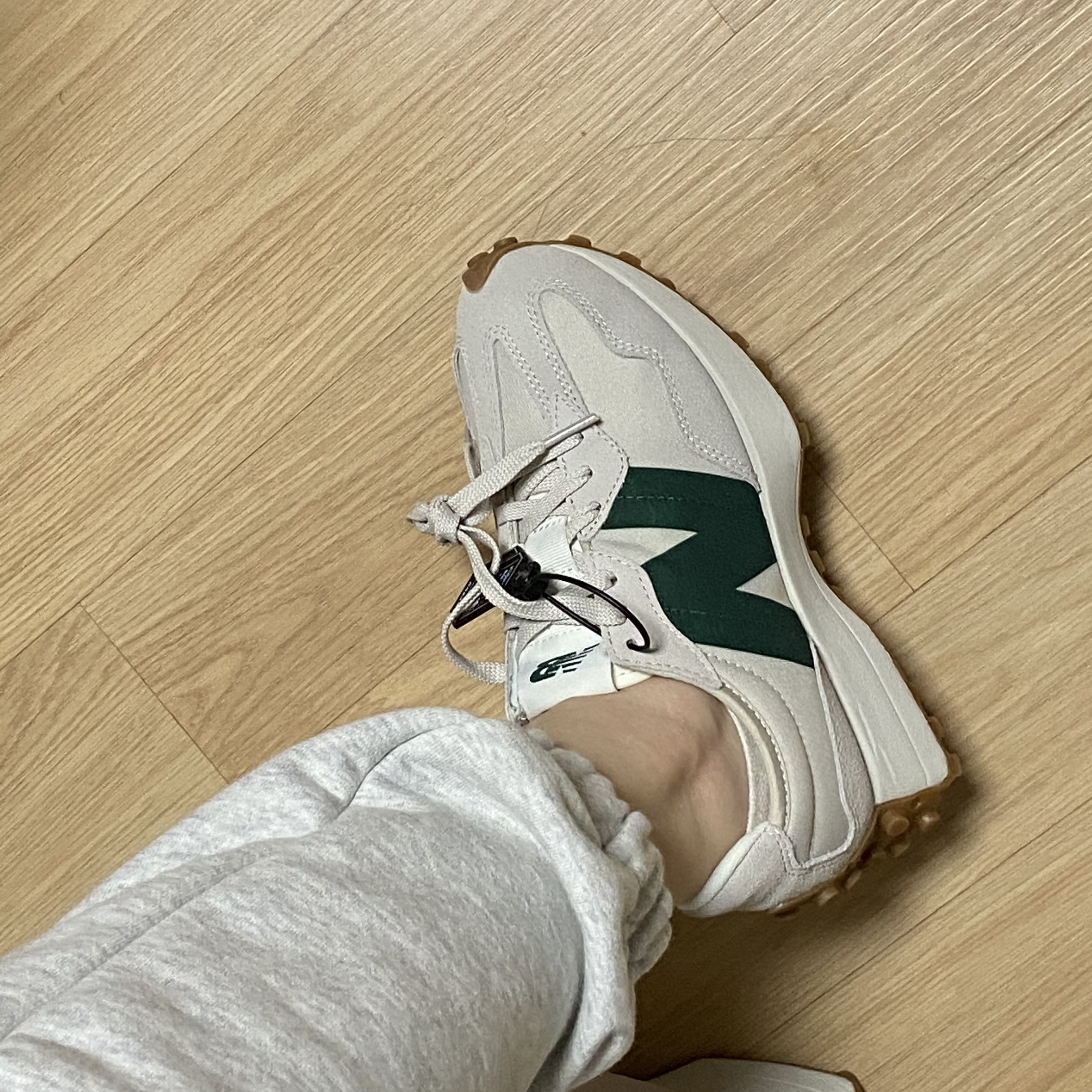 New Balance 327 Timberwolf 착용 스타일 - 1