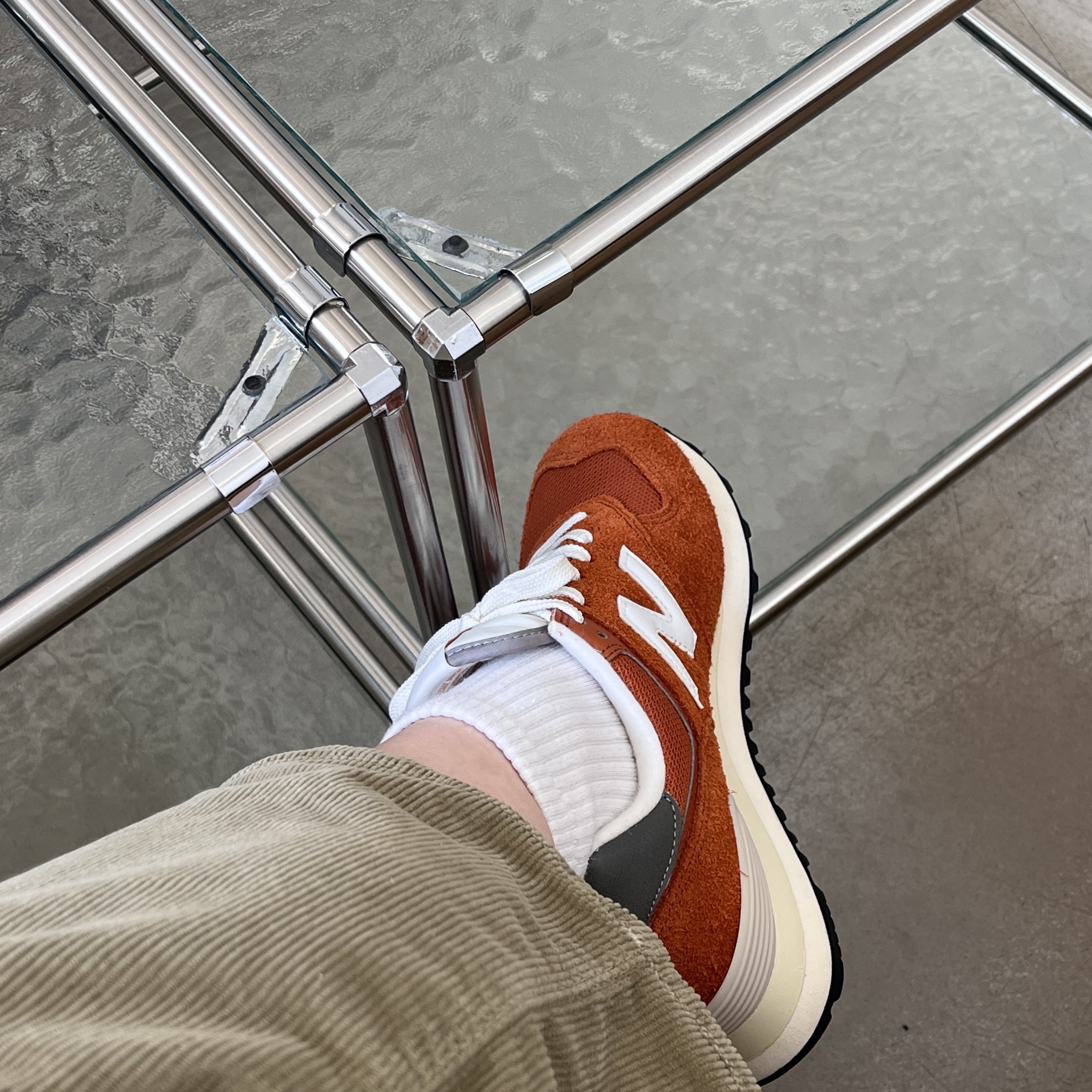 New Balance 574 Heritage Orange Burst White 착용 스타일