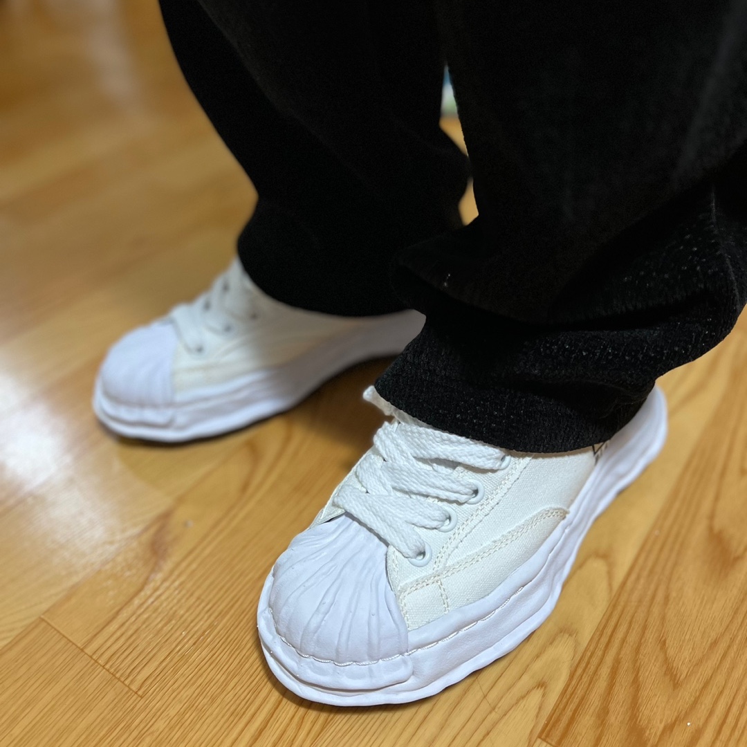 Maison Mihara Yasuhiro Blakey OG Sole Canvas Low-top Sneakers White 착용 스타일