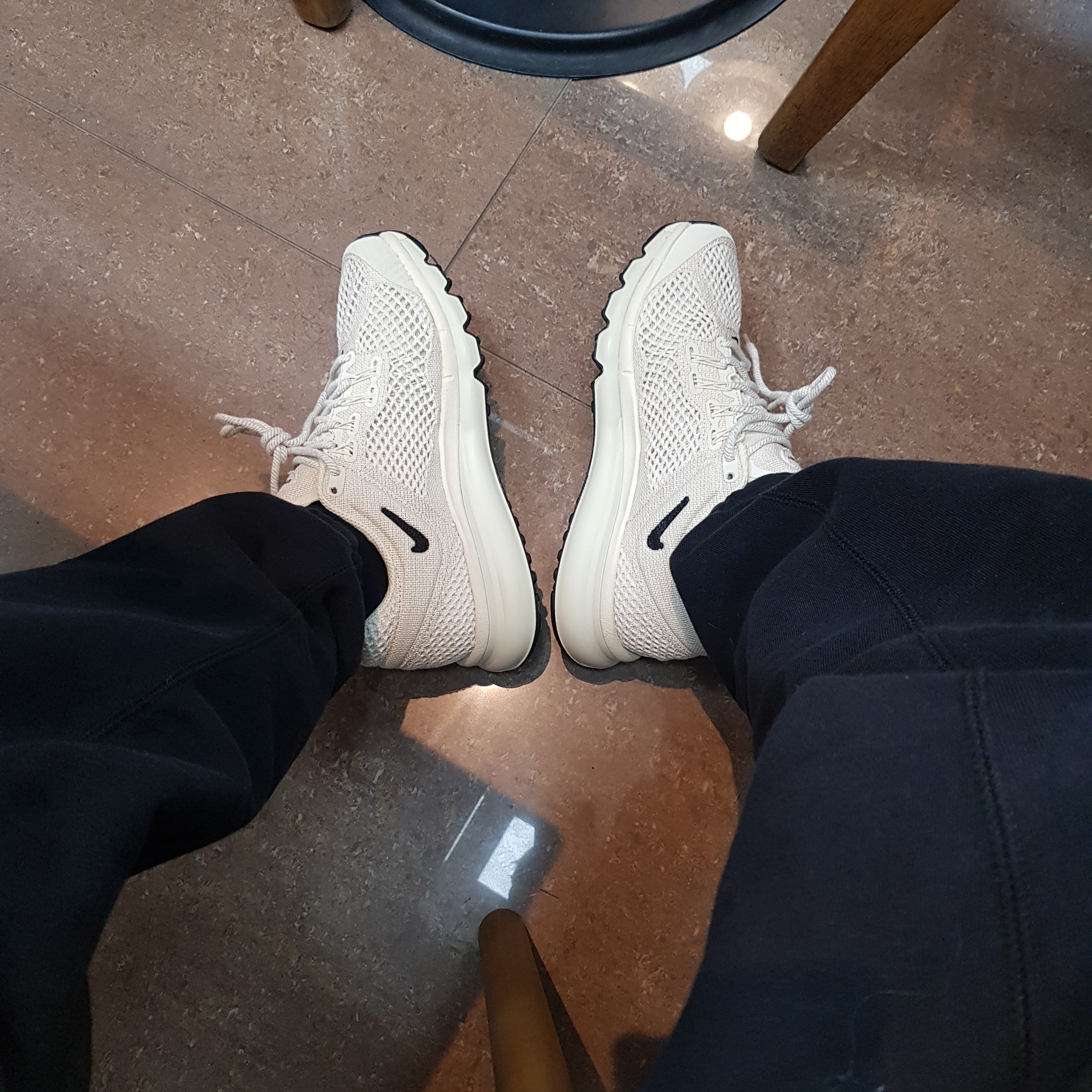 Nike x Stussy Air Max 2013 Fossil, Nike x Stussy NRG RA Washed Fleece Pants Black (DN4030-010) 착용 스타일 - 2