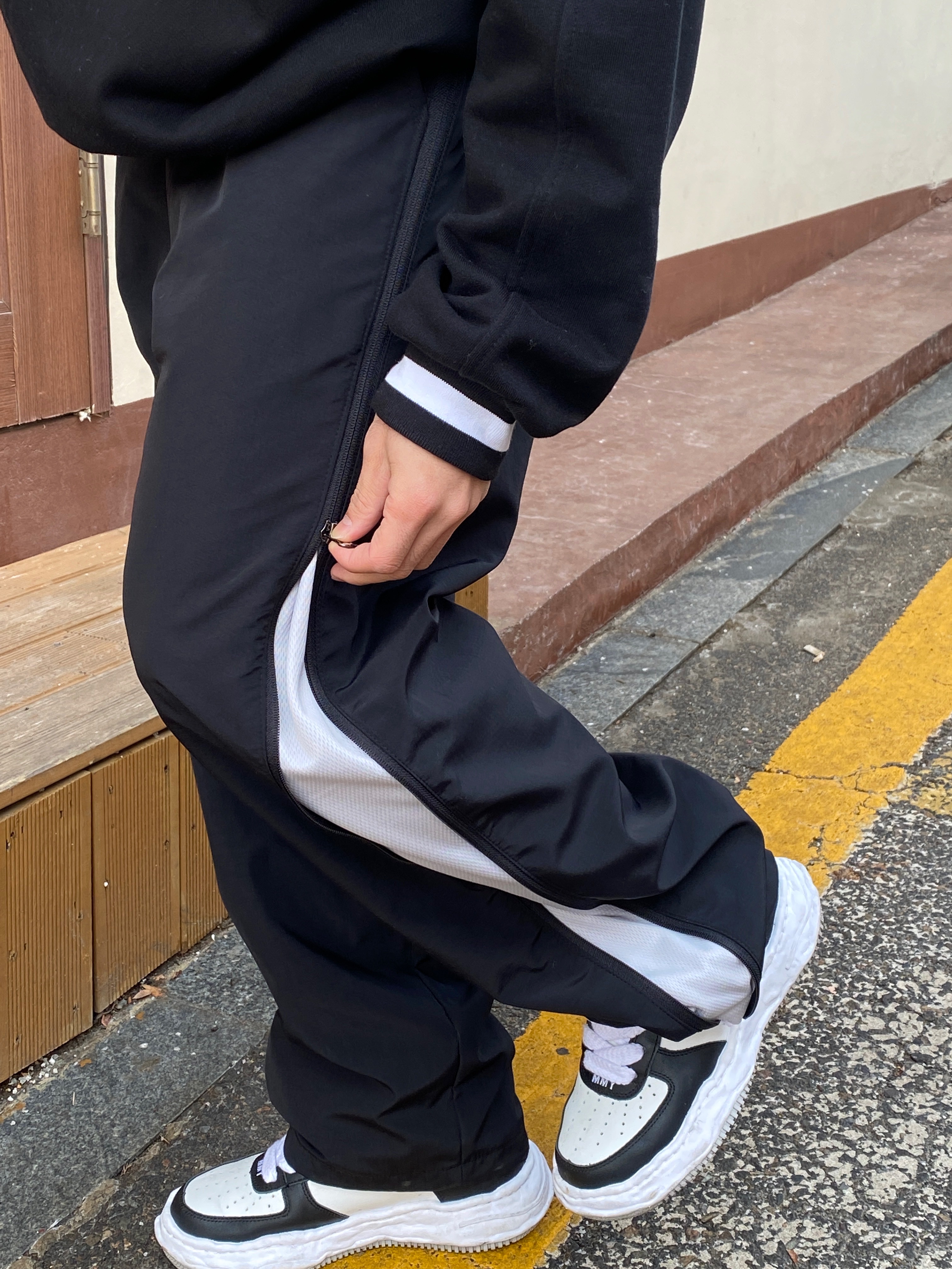 Maison Mihara Yasuhiro Wayne OG Sole Leather Low-top Sneakers Black White 착용 스타일 - 5