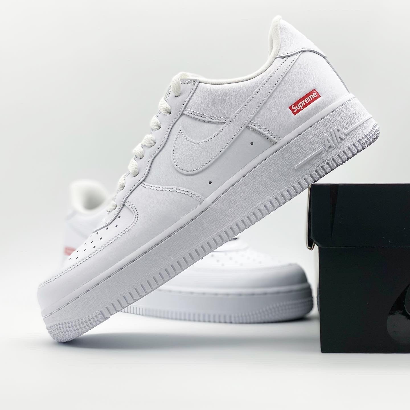 Nike x Supreme Air Force 1 Low White 착용 스타일 - 5