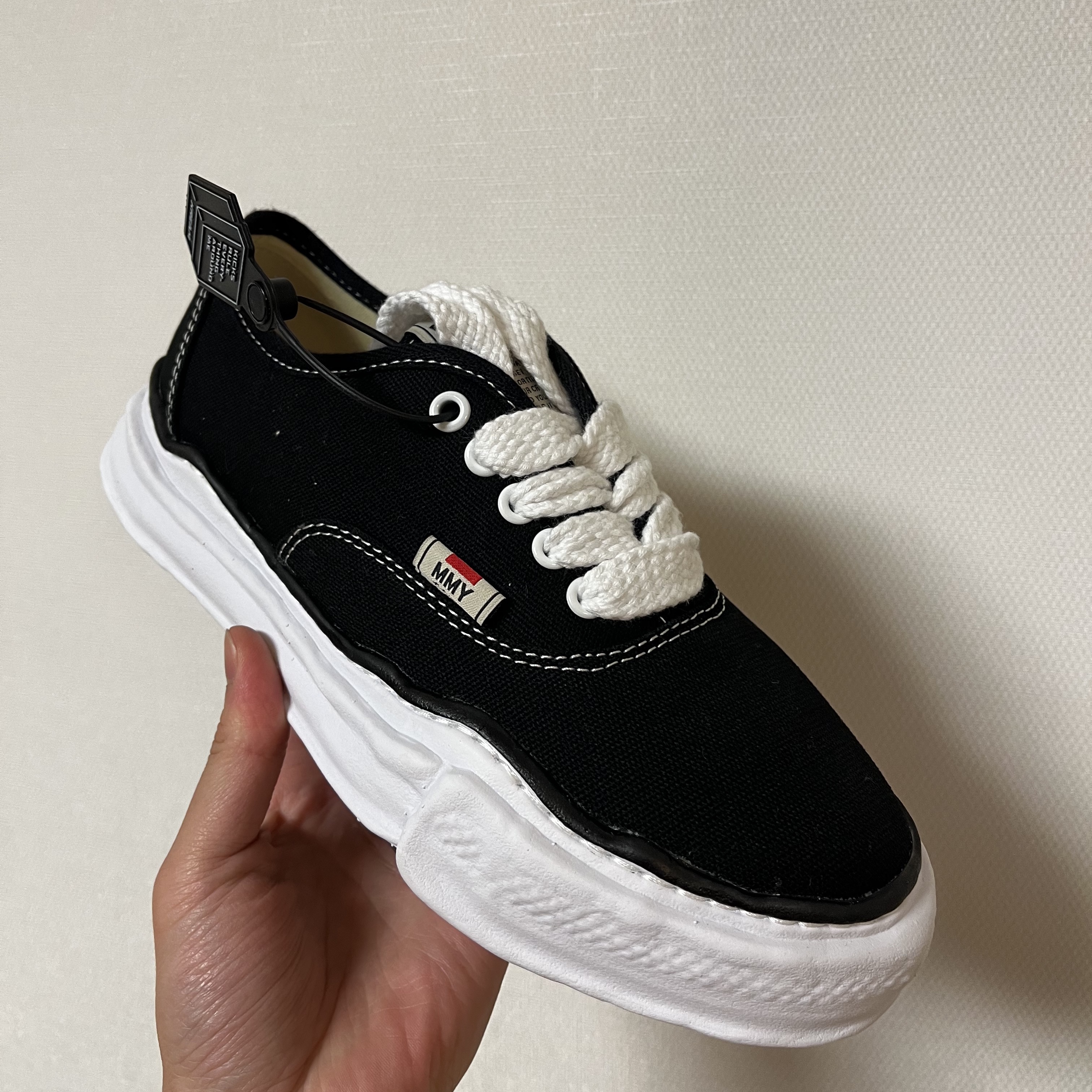 Maison Mihara Yasuhiro Baker OG Sole Canvas Low Cut Sneakers Black 착용 스타일 - 1