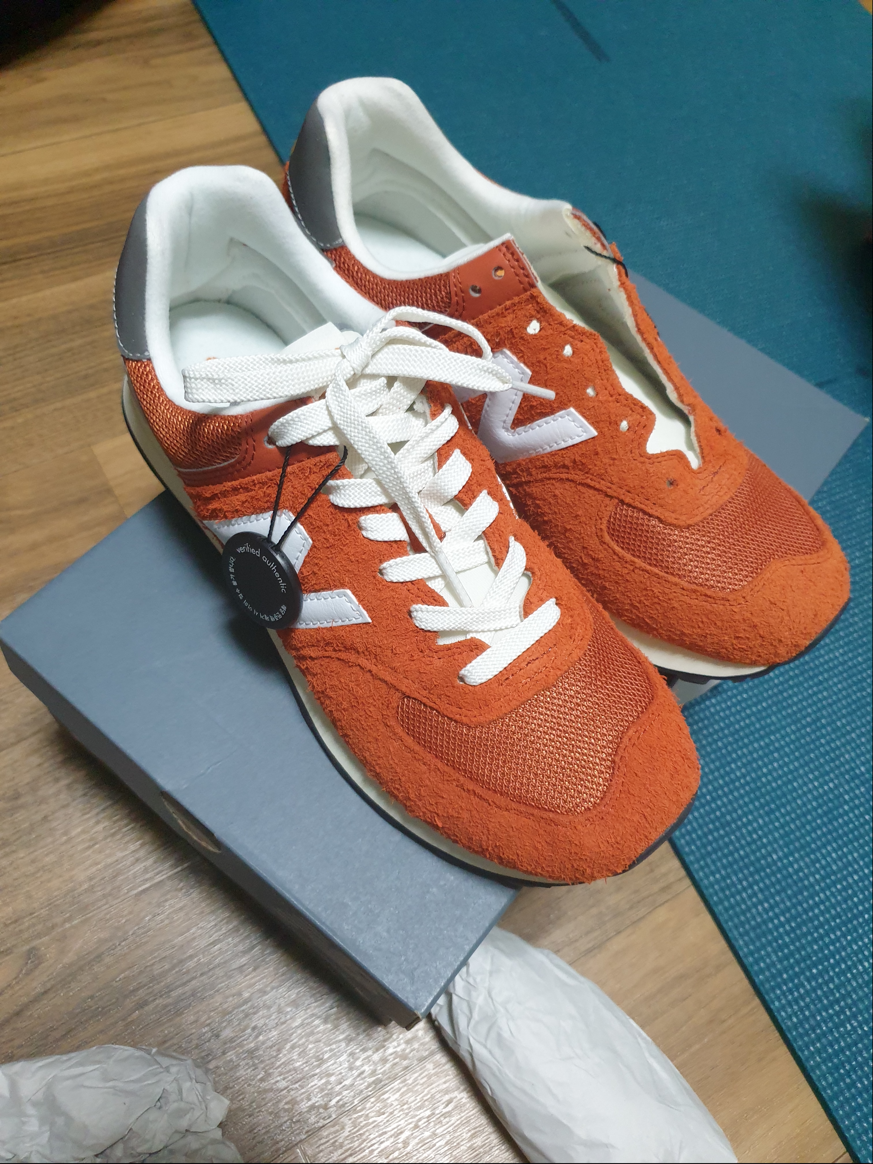 New Balance 574 Heritage Orange Burst White 착용 스타일 - 2