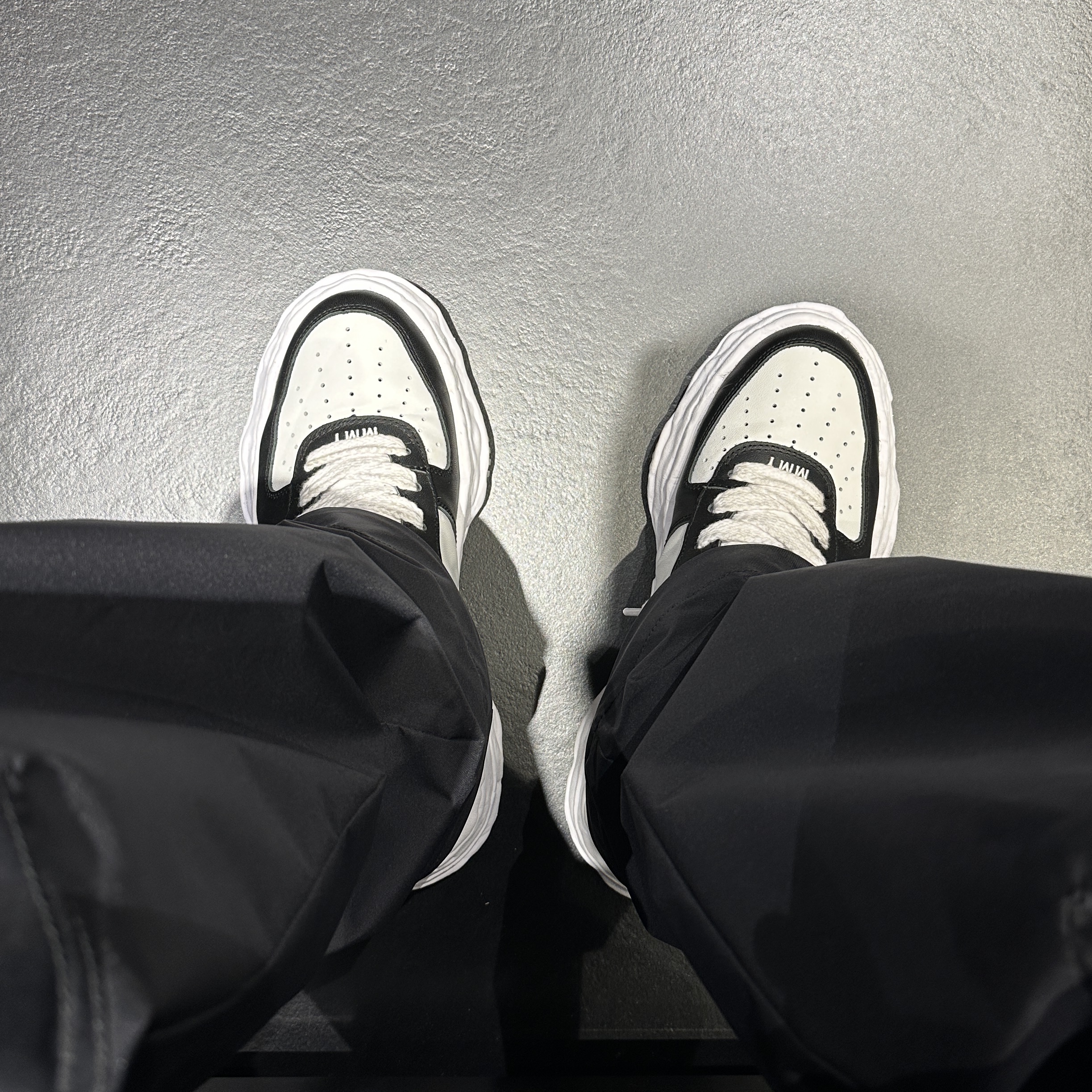 Maison Mihara Yasuhiro Wayne OG Sole Leather Low-top Sneakers Black White, Juun.J Low Crotch String Wide Pants Black 착용 스타일