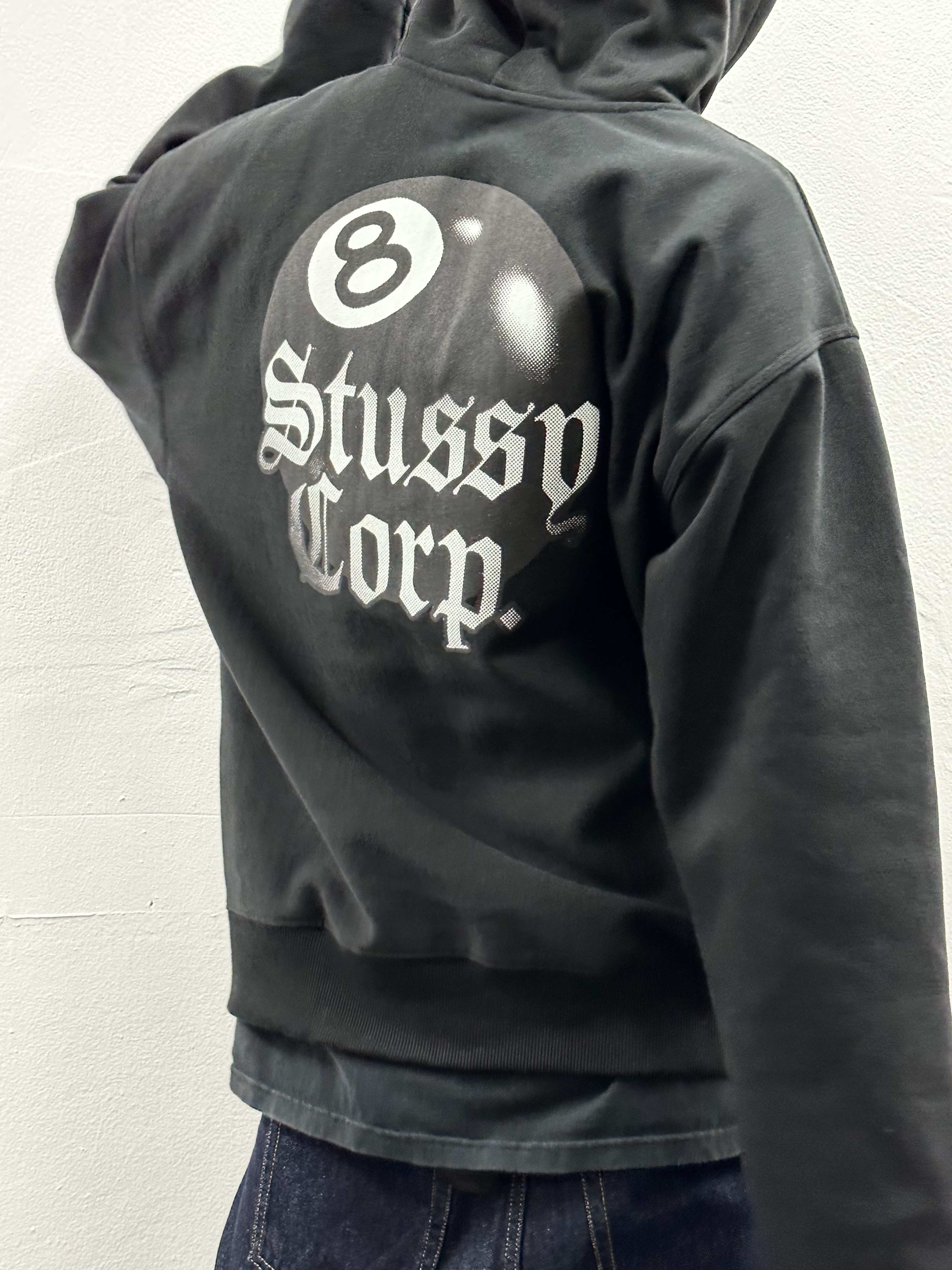 Stussy 8 Ball Corp Hoodie Black 착용 스타일