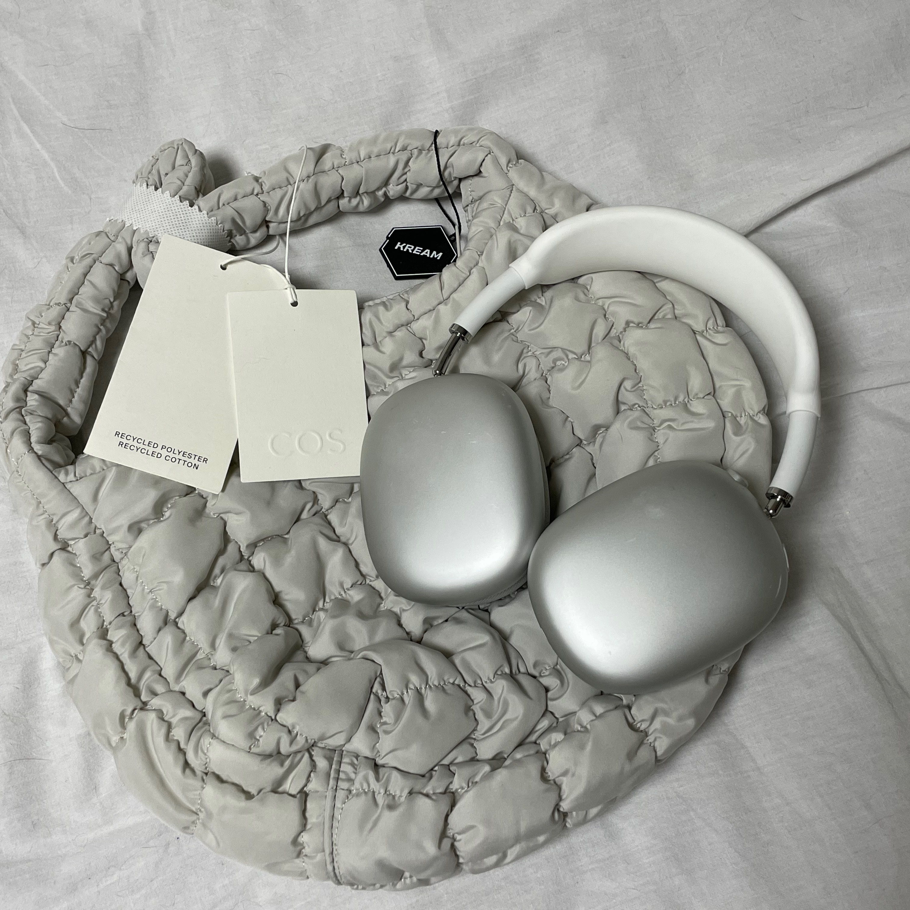 COS Quilted Mini Bag Light Grey, Apple AirPods Max Lightning Silver (Korean Ver.) 착용 스타일