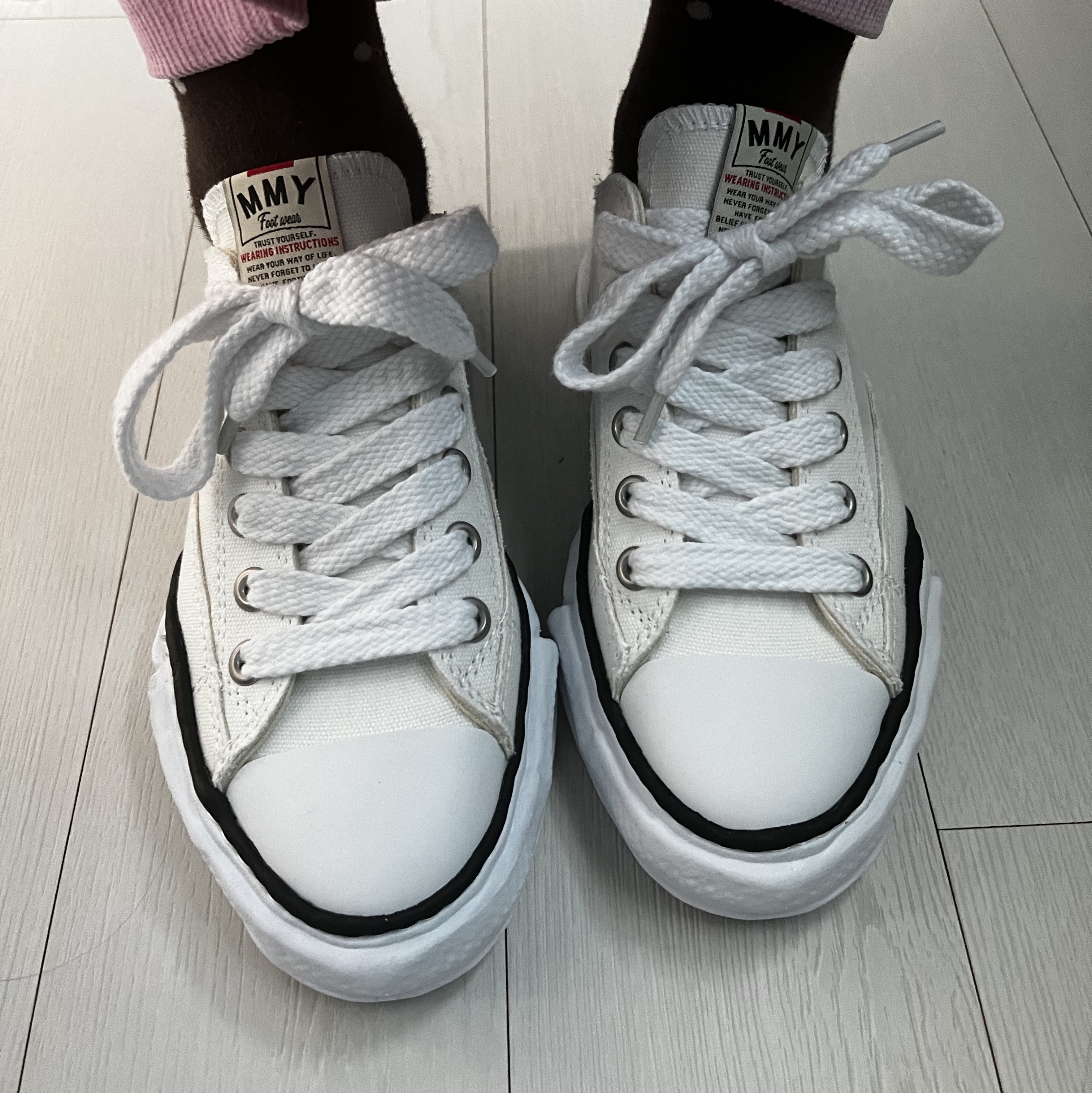 Maison Mihara Yasuhiro Peterson OG Sole Canvas Low Sneakers White 착용 스타일 - 3