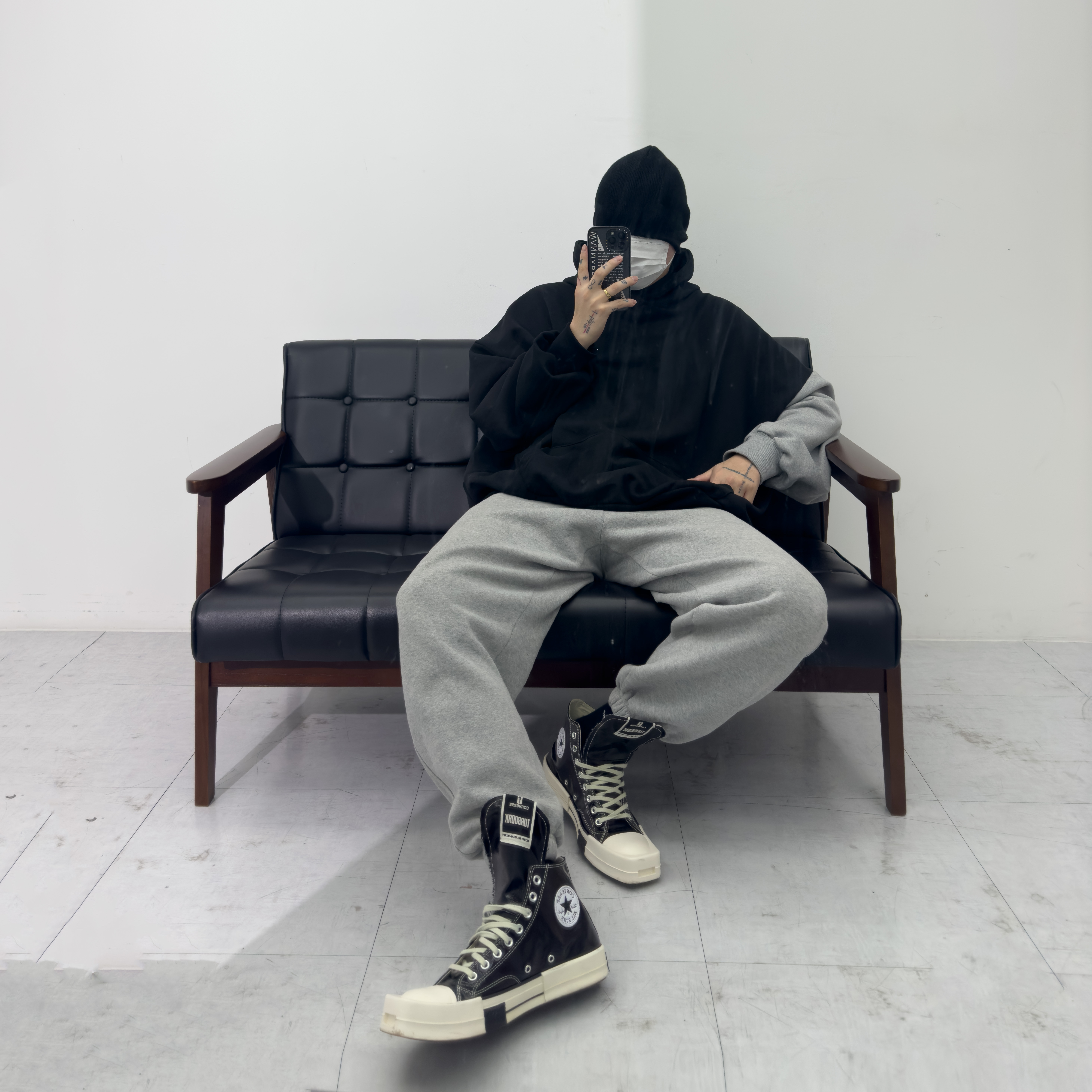 Converse x Drkshdw Turbodrk Chuck 70 Hi Black Lacquered Denim 착용 스타일 - 1