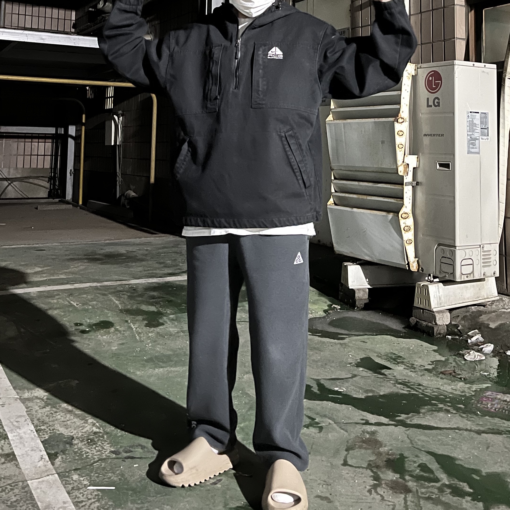 Supreme x Nike ACG Denim Pullover Black - 22FW, Adidas Yeezy Slide Pure - Re-Release Ver. 착용 스타일 - 1