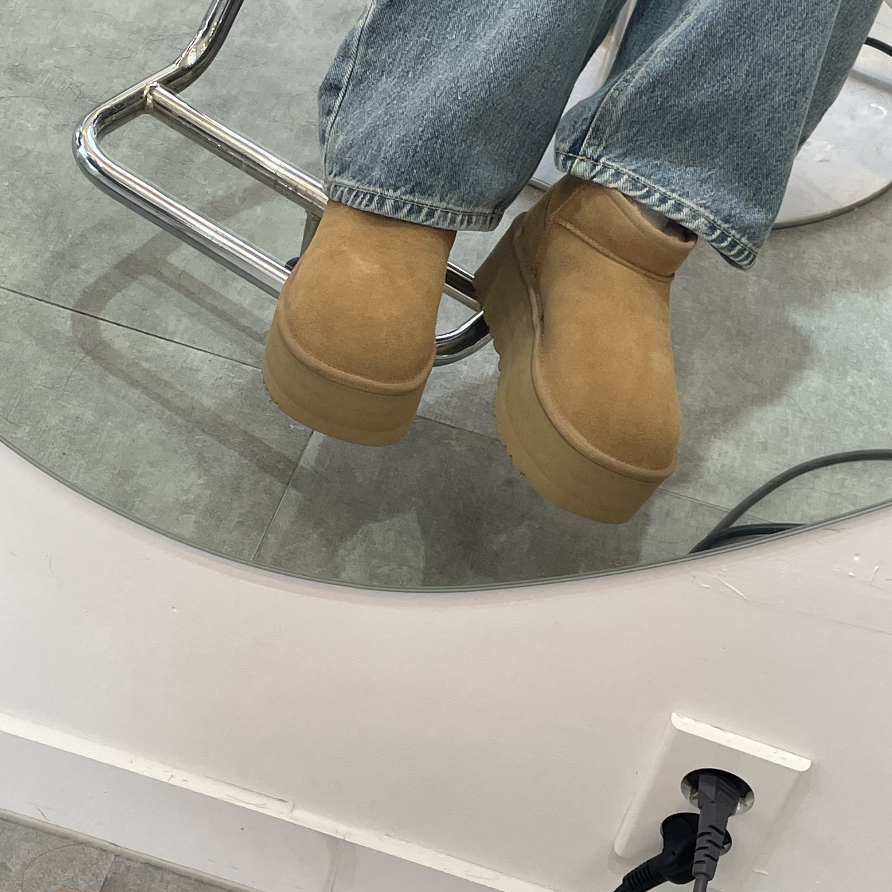 (W) UGG Classic Ultra Mini Platform Boots Chestnut 착용 스타일 - 1