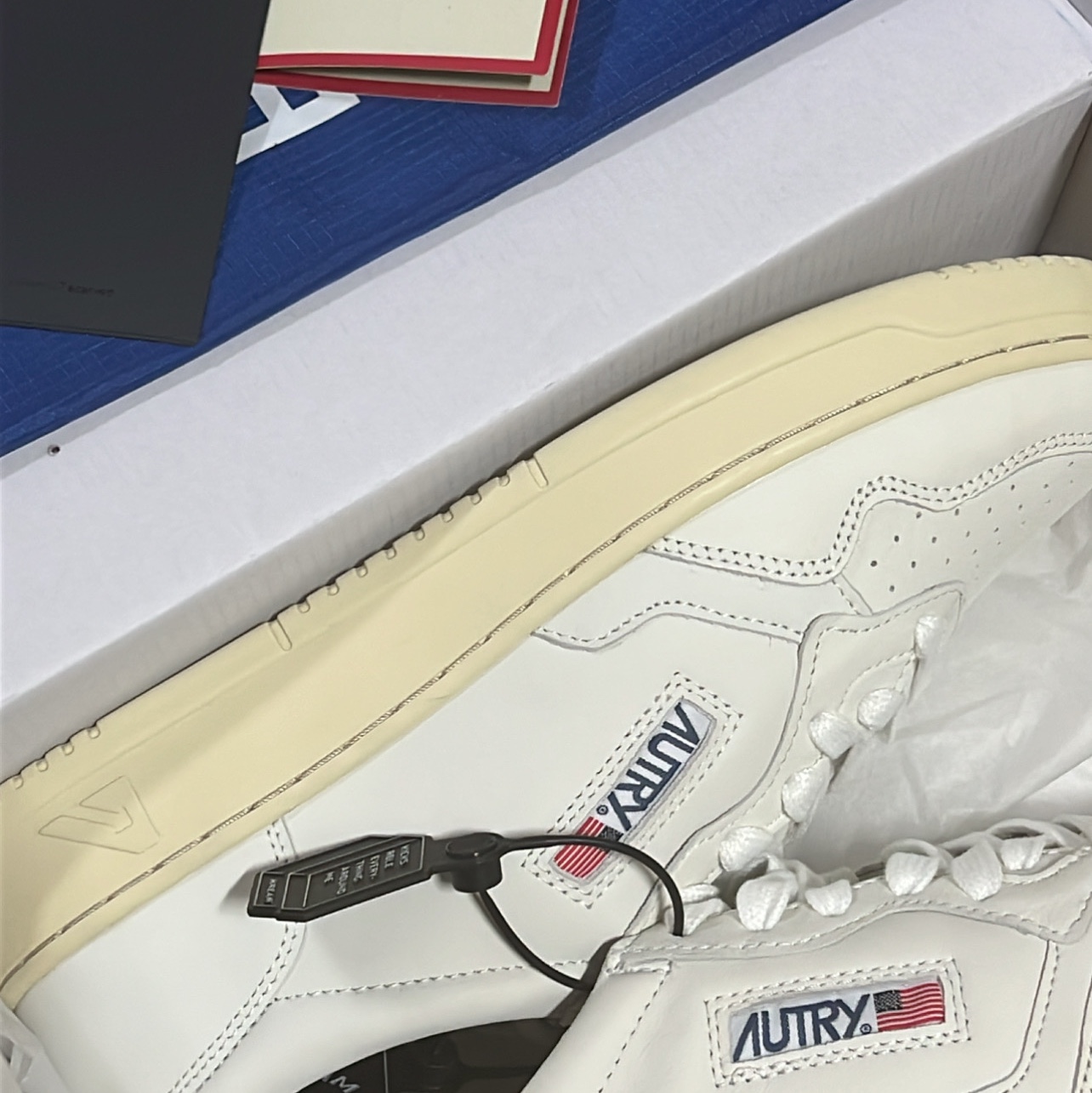 Autry Medalist Low Goatskin Sneakers White 착용 스타일