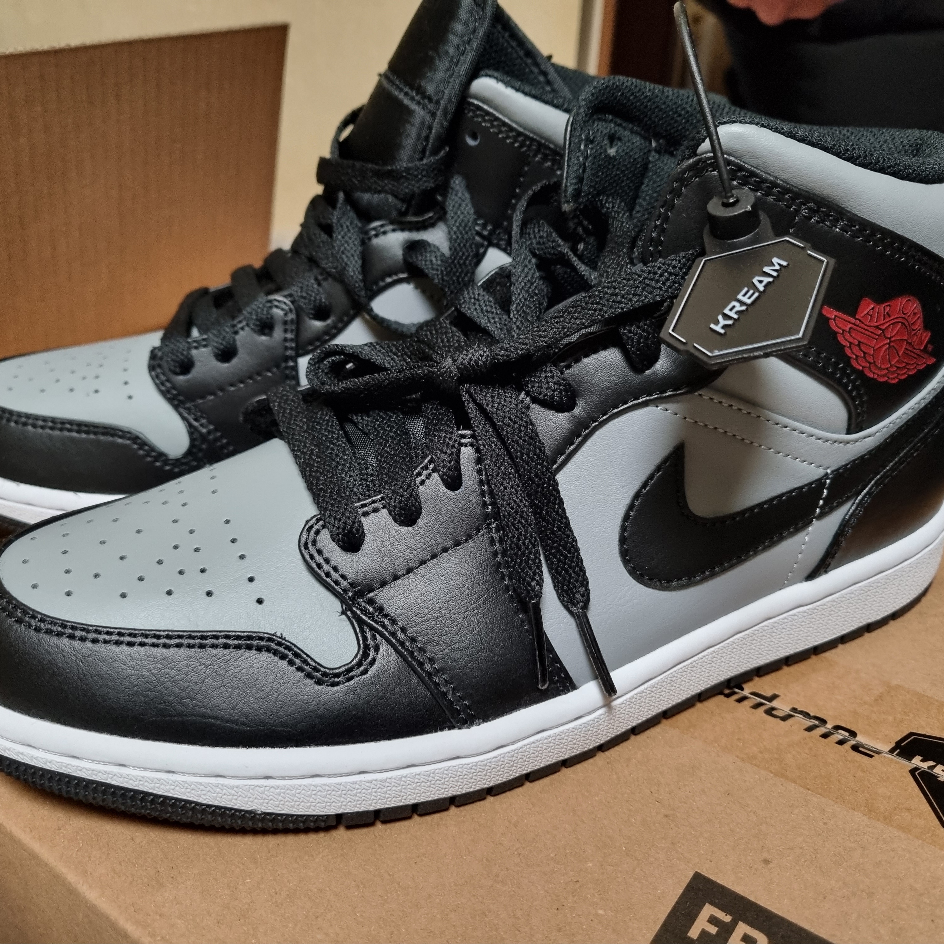 Jordan 1 Mid Shadow 착용 스타일
