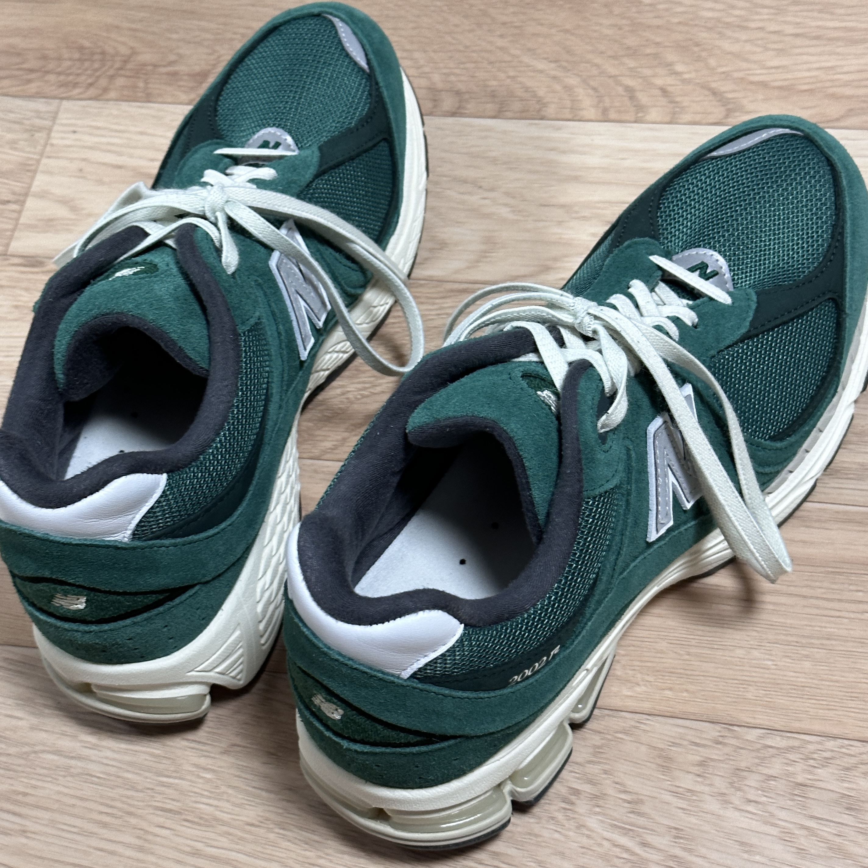New Balance 2002R Nightwatch Green, New Balance 2002R Marblehead White 착용 스타일 - 3