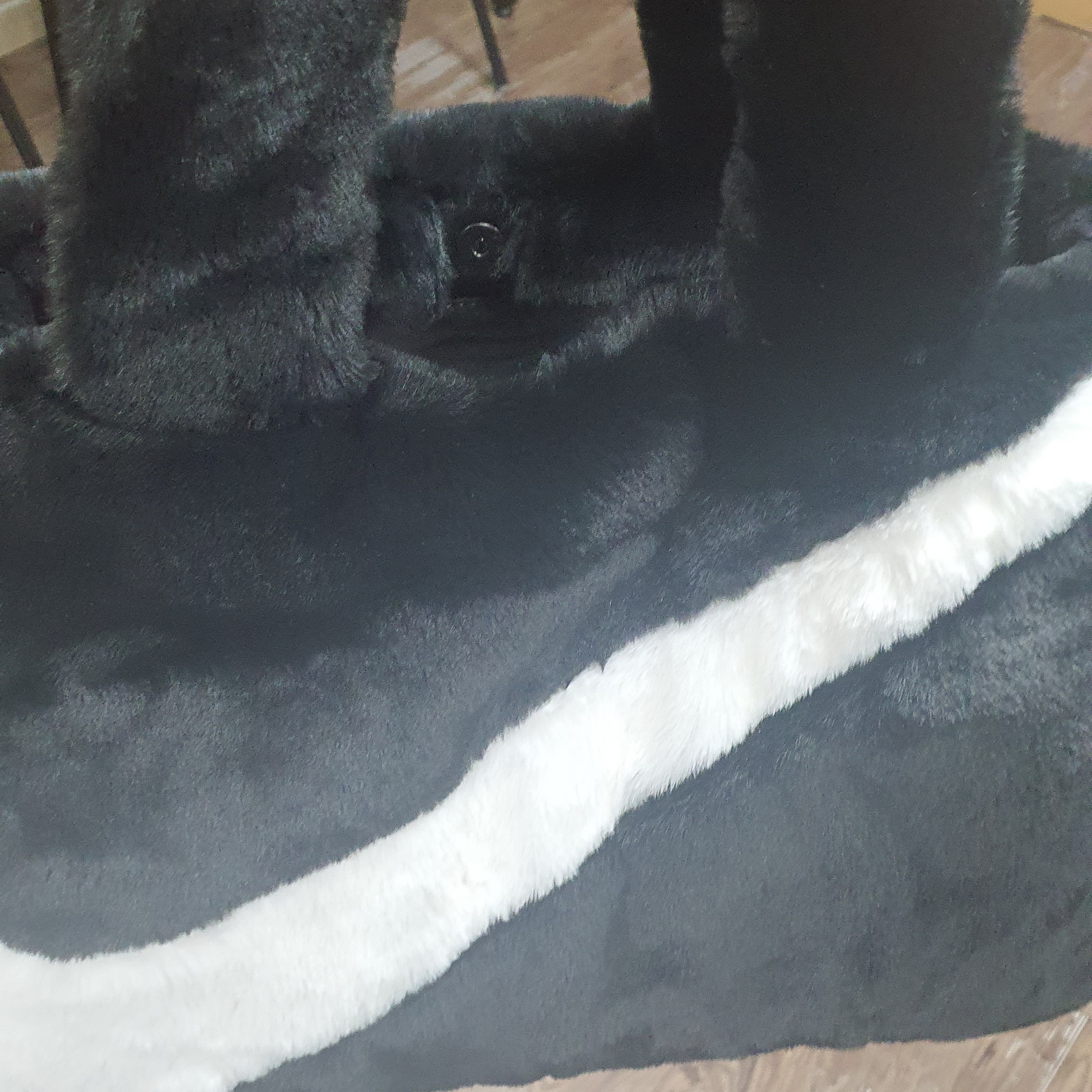 Nike NSW Faux Fur Tote Bag Black 착용 스타일