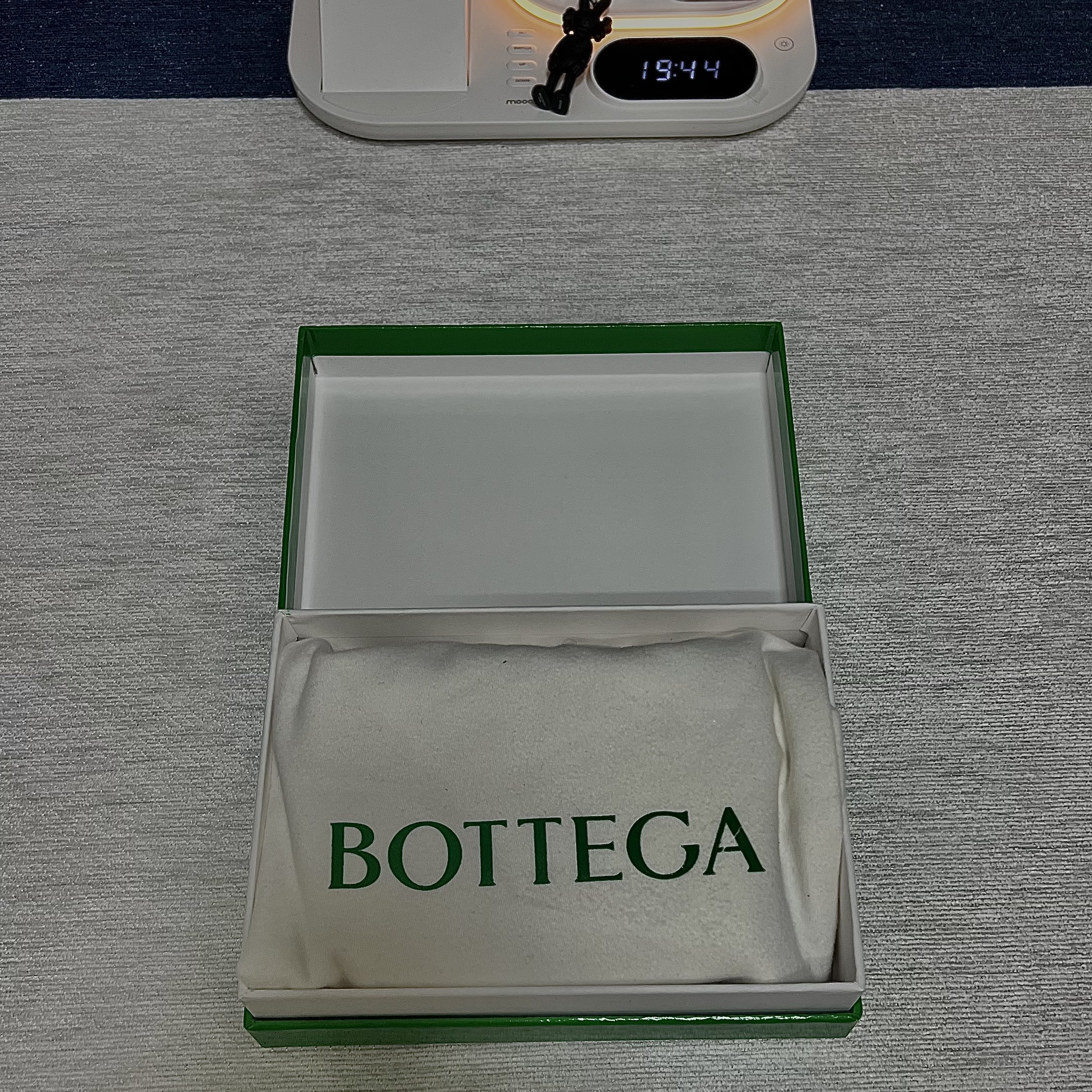 Bottega Veneta Mini Leather Cassette Black 착용 스타일 - 2