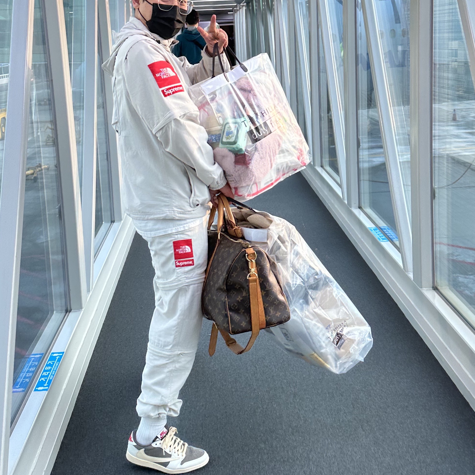 Supreme x The North Face Trekking Convertible Jacket Stone - 22SS, Supreme x The North Face Trekking Zip-Off Belted Pants Stone - 22SS 착용 스타일