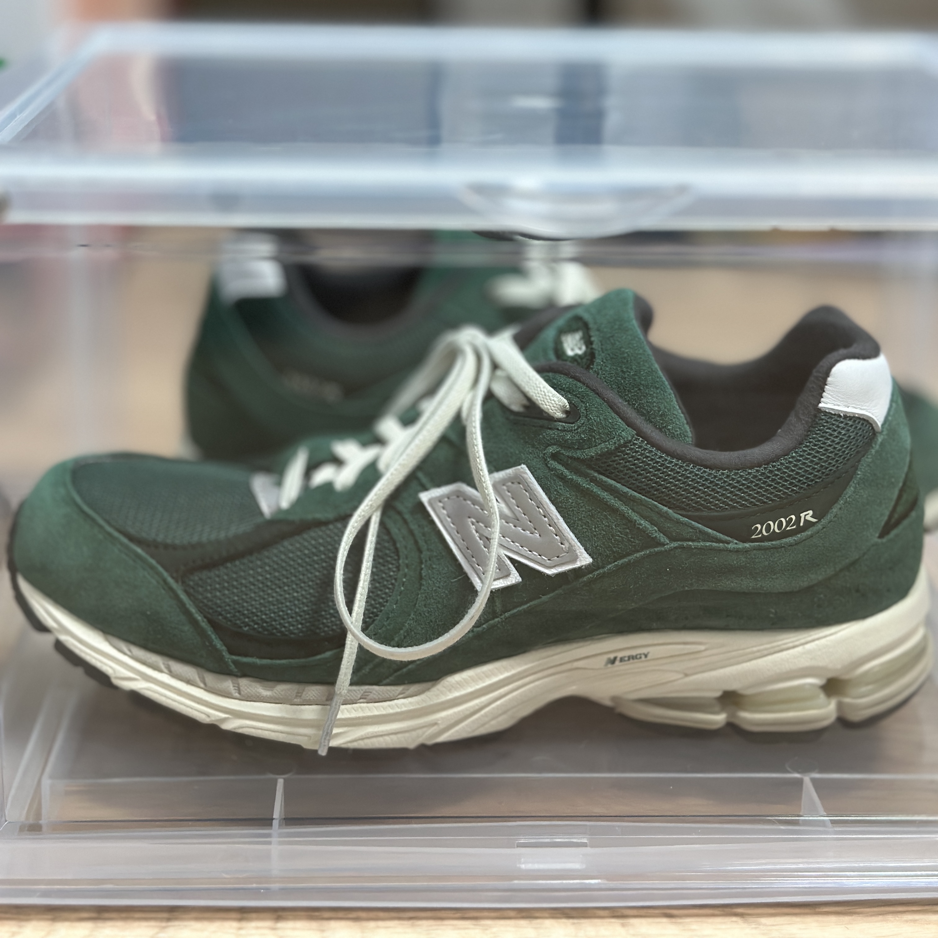 New Balance 2002R Nightwatch Green, New Balance 2002R Marblehead White 착용 스타일 - 2