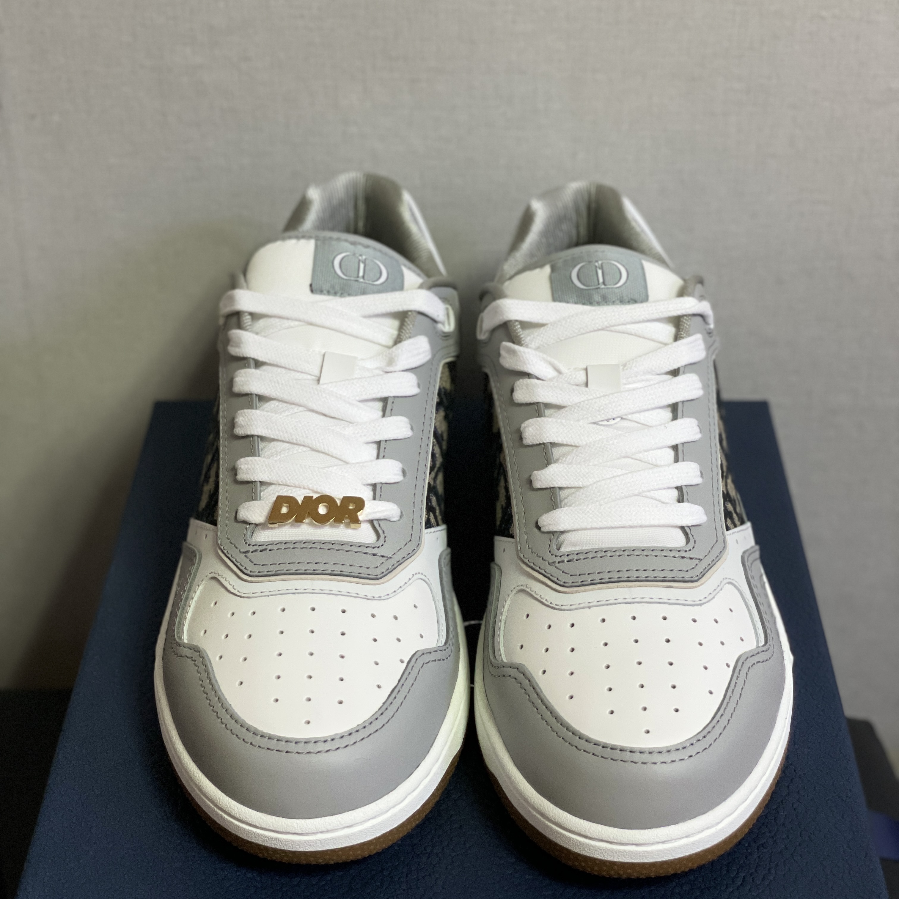 Dior B27 Low-Top Sneakers Gray 착용 스타일 - 2