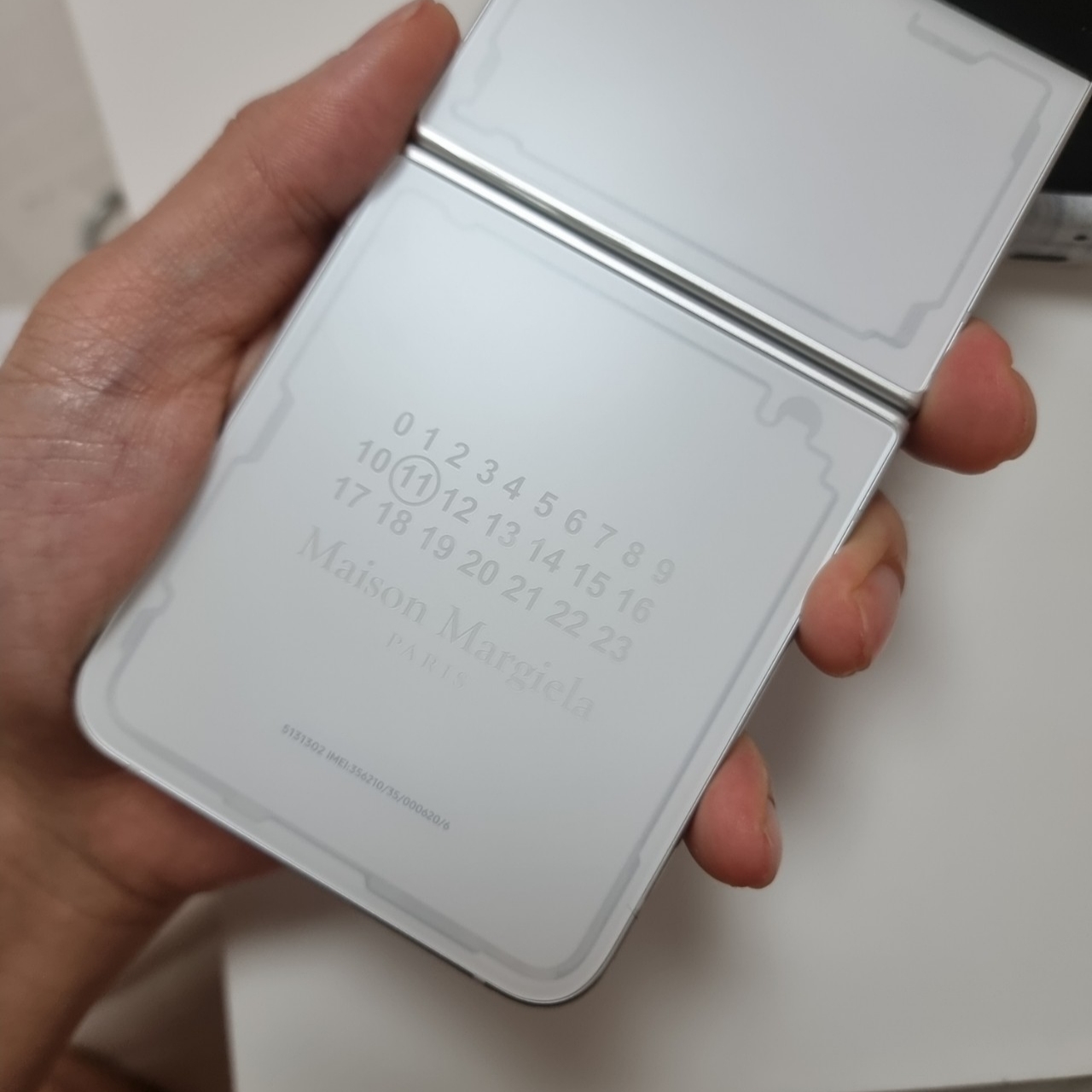 Samsung Galaxy Z Flip4 Maison Margiela Edition (Korean Ver.) 착용 스타일 - 5