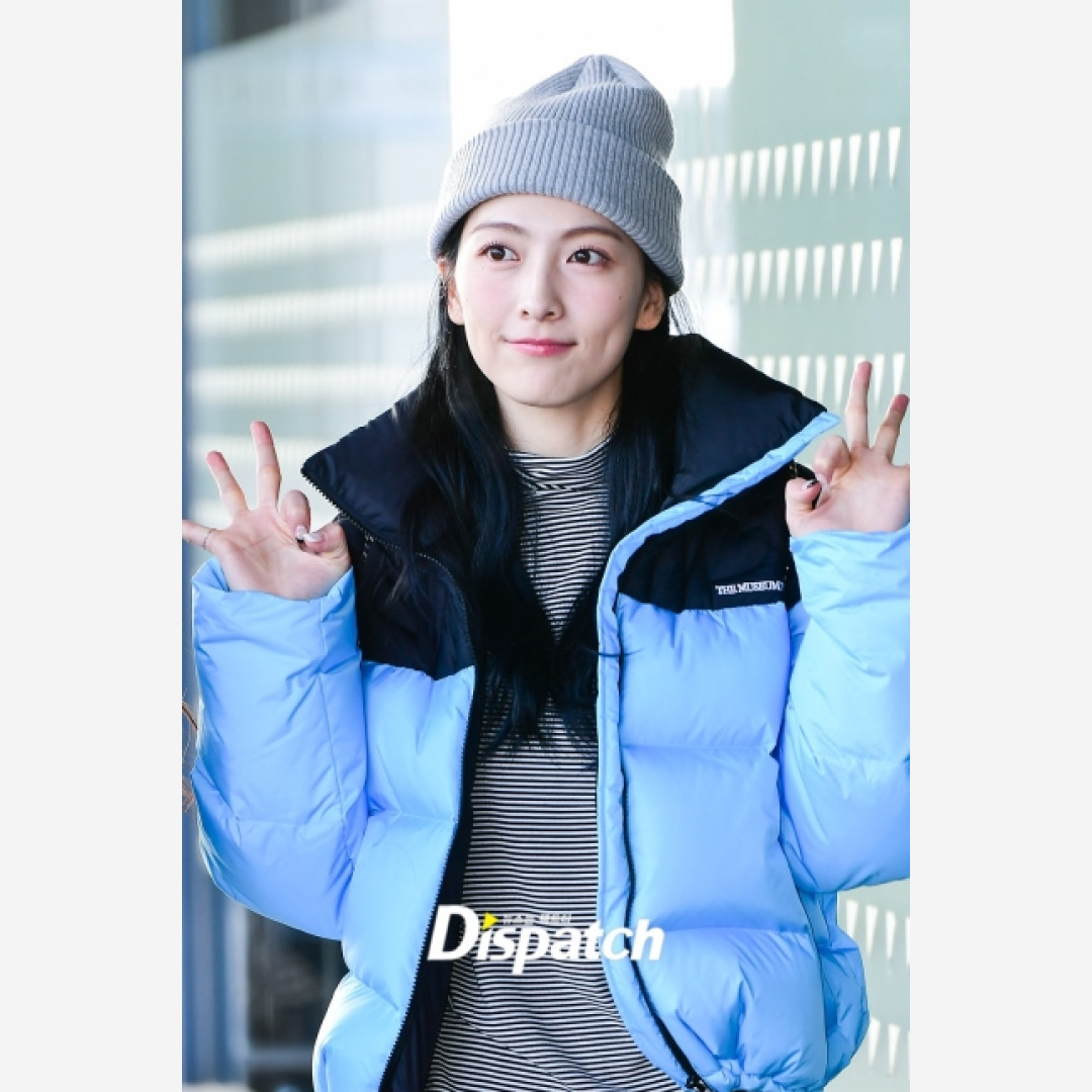 The Museum Visitor Heart Stitched Puffer Down Jacket Sky Blue - 22FW, (W) UGG Classic Short II Boots Grey 착용 스타일 - 2