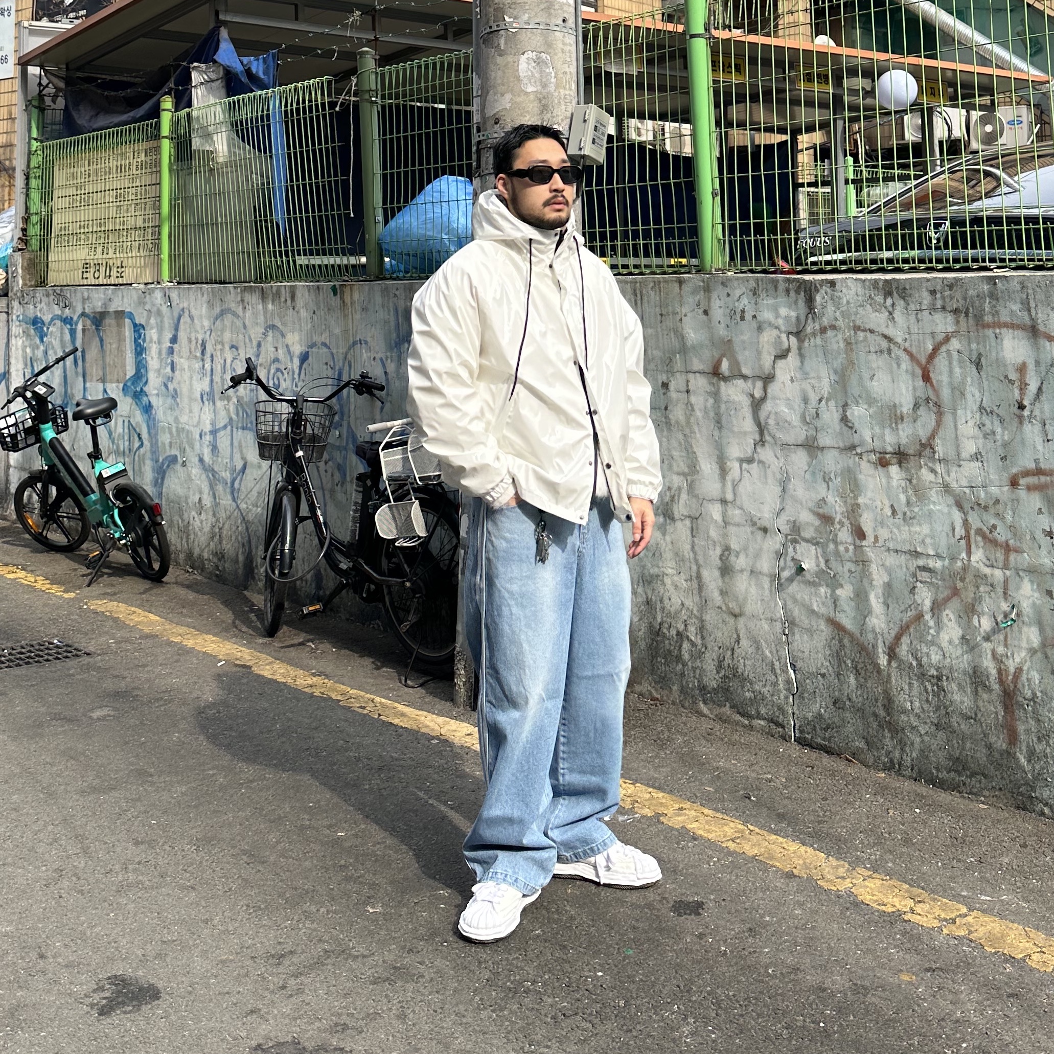 Maison Mihara Yasuhiro Blakey OG Sole Canvas Low-top Sneakers White 착용 스타일 - 2