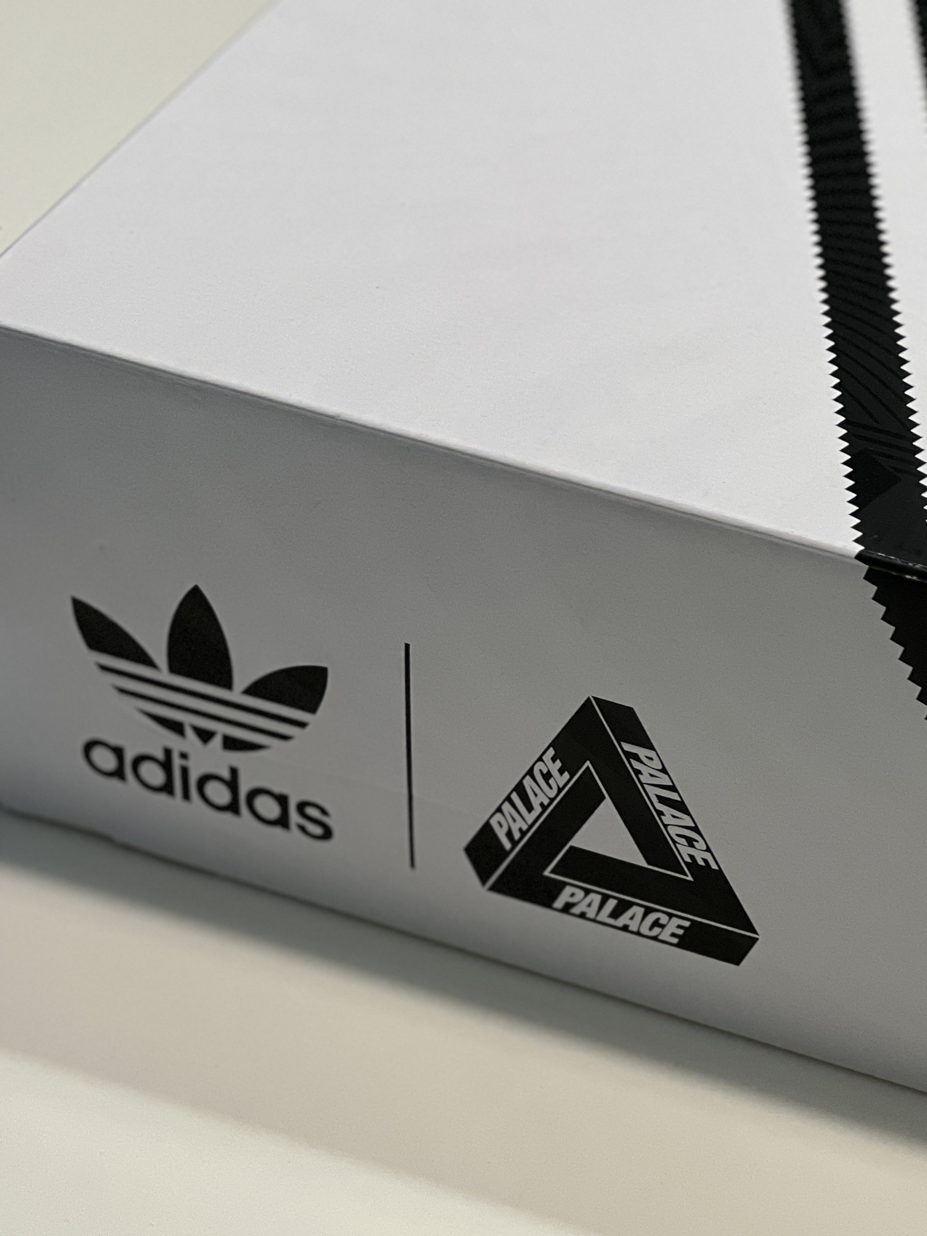 Adidas x Palace Samba Olive Gold 착용 스타일 - 1