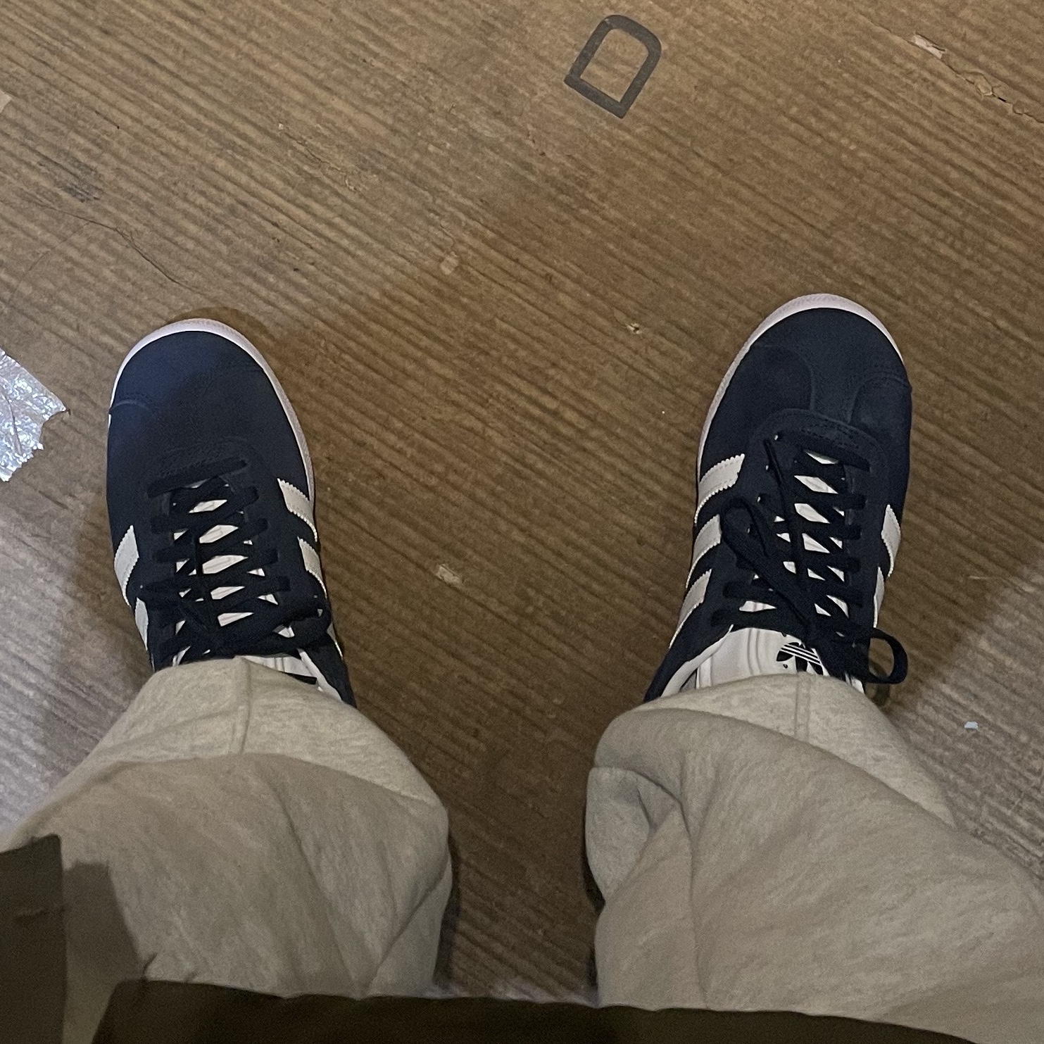 Adidas Gazelle Collegiate Navy 착용 스타일