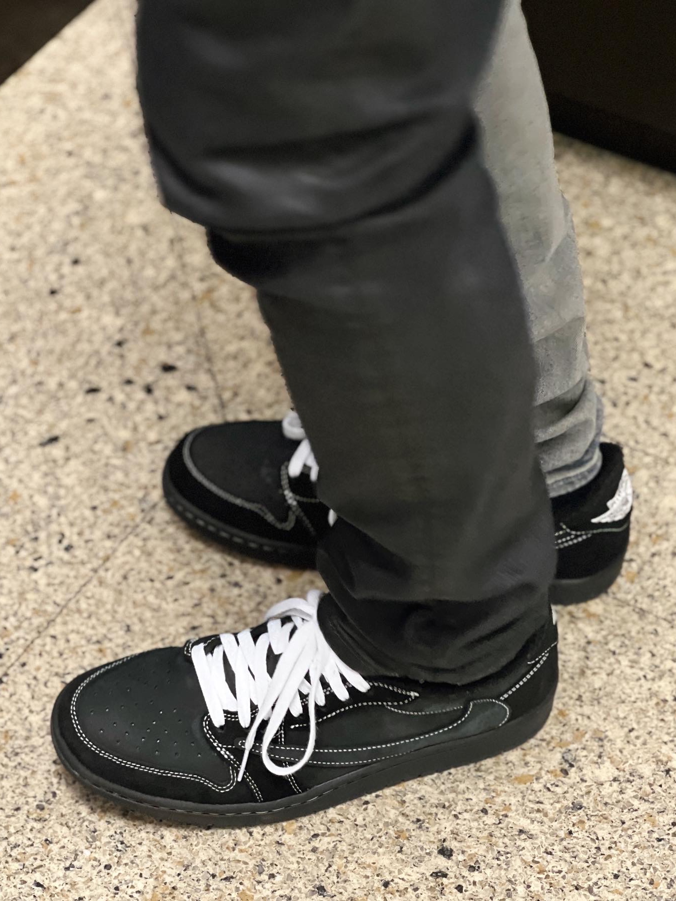 Jordan 1 x Travis Scott Retro Low OG SP Black Phantom 착용 스타일 - 2