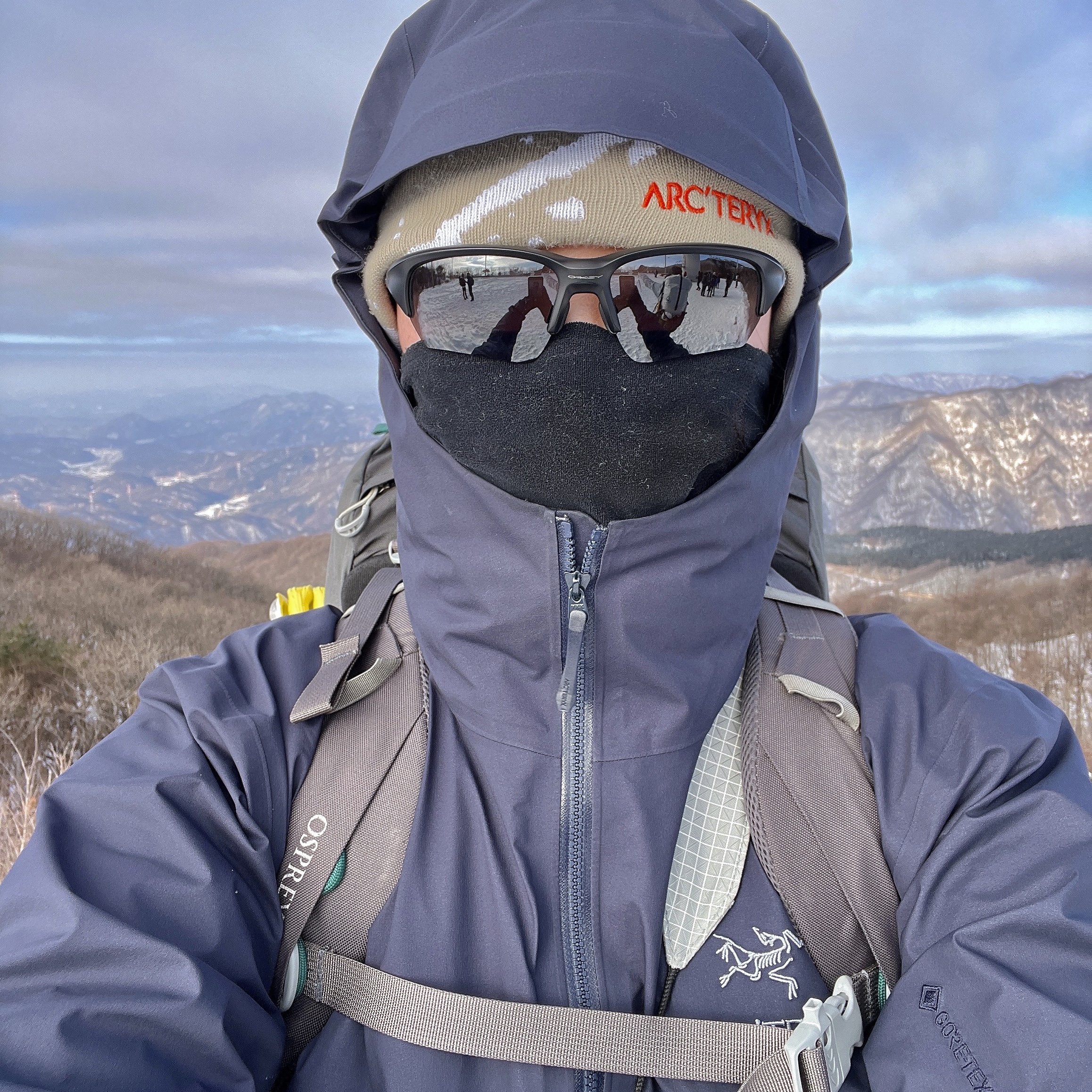 Arc'teryx Beta Jacket Black Sapphire, Arc'teryx Grotto Toque Habitat White Light 착용 스타일 - 1
