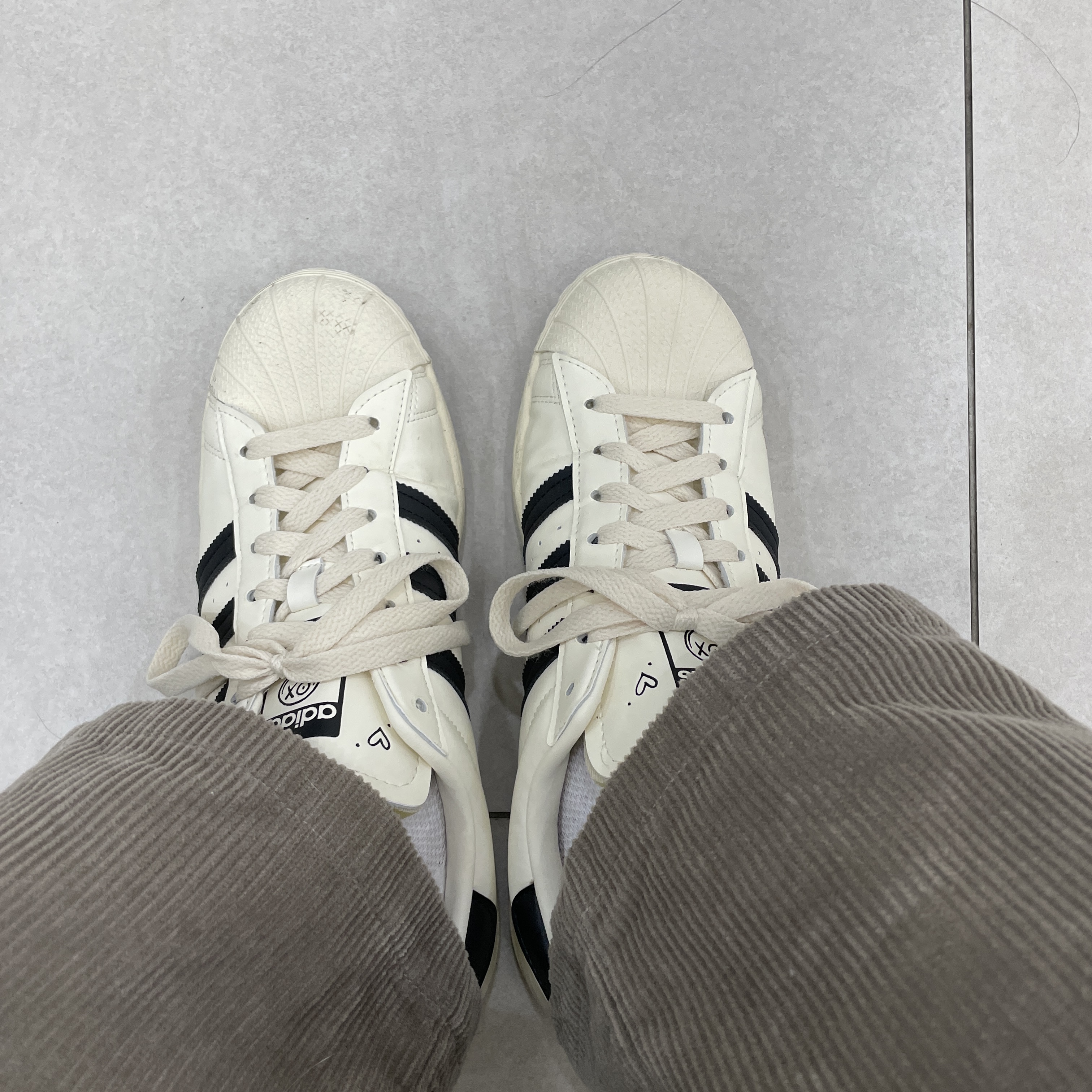 Adidas x Andre Saraiva Superstar Cream White Core Black 착용 스타일 - 2