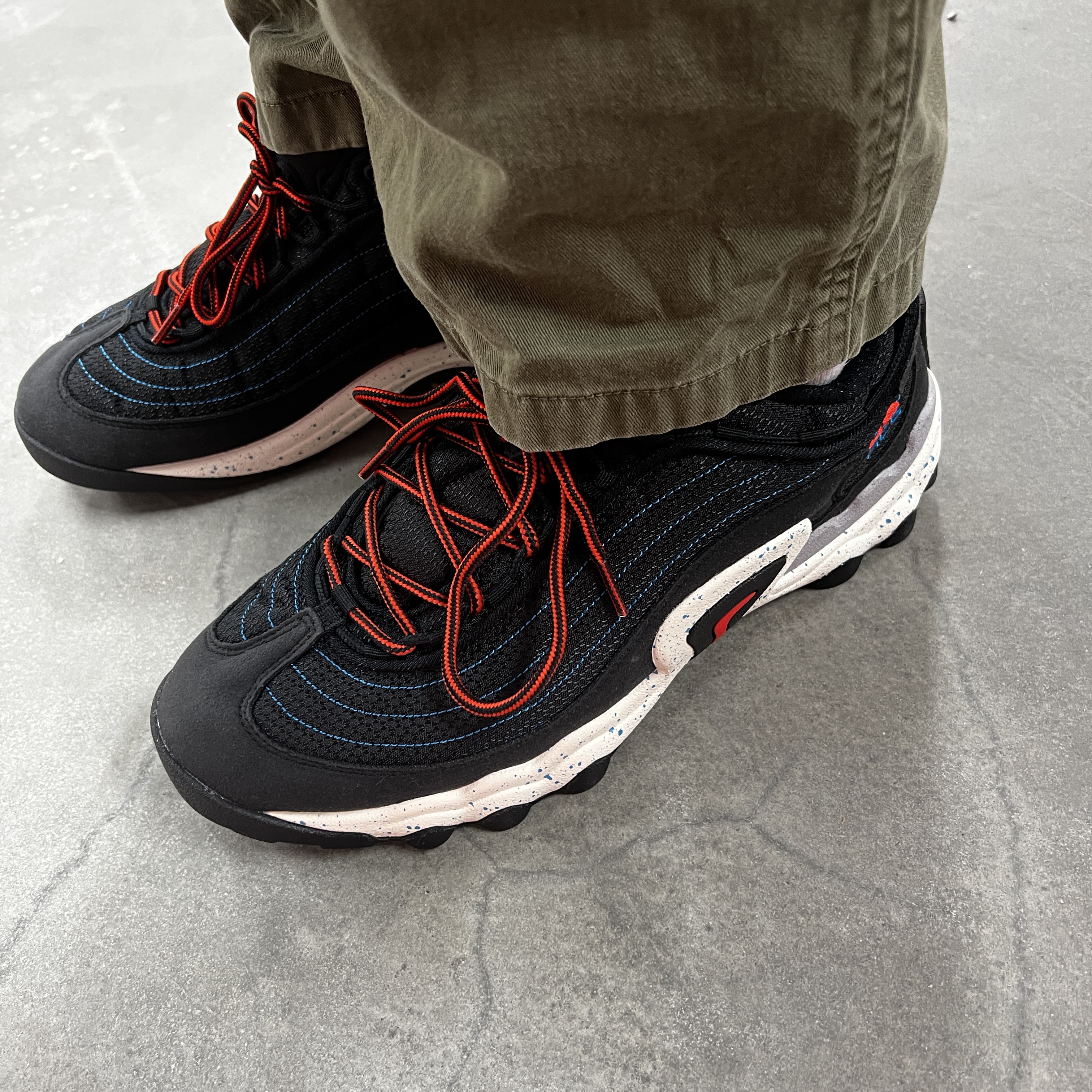 Nike ACG Air Skarn Black Habanero Red 착용 스타일 - 1