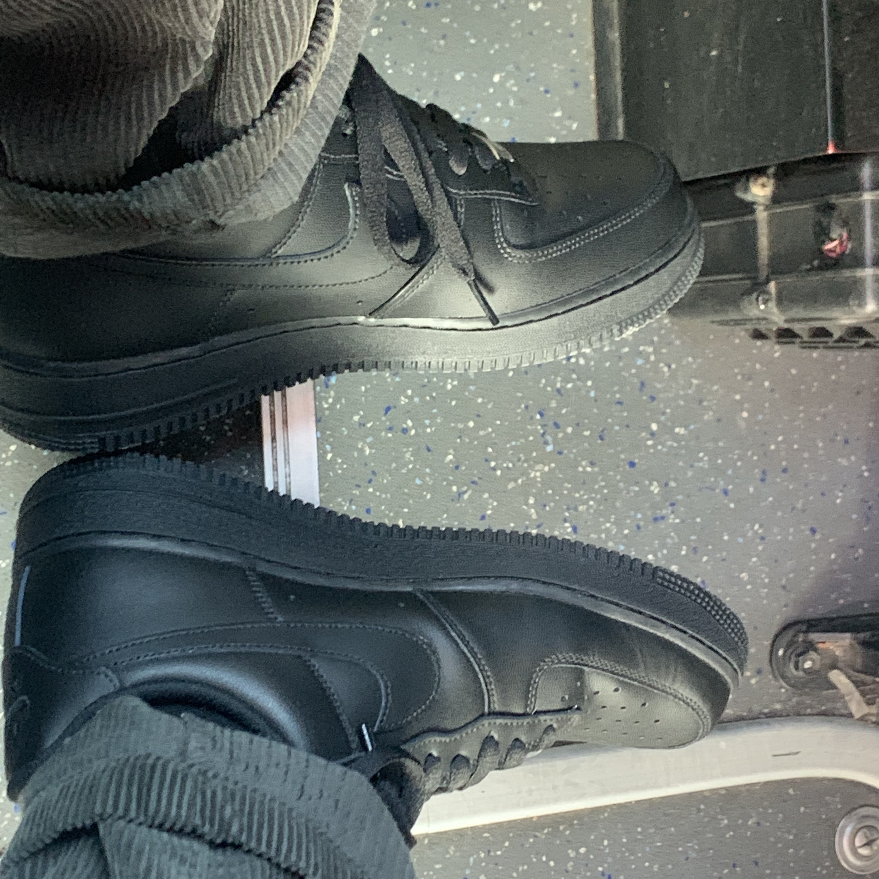 Nike Air Force 1 '07 Low Triple Black 착용 스타일